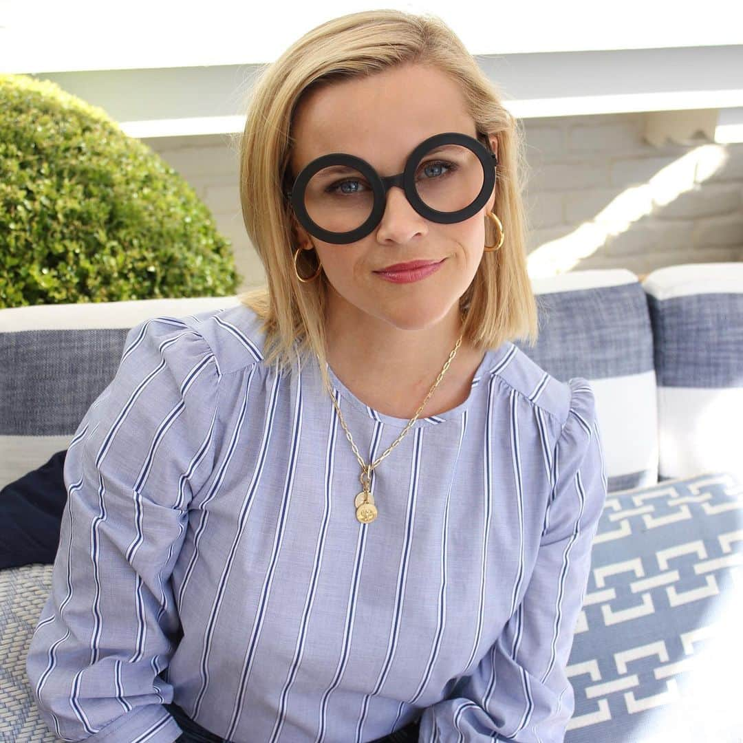 リース・ウィザースプーンさんのインスタグラム写真 - (リース・ウィザースプーンInstagram)「Do these glasses make me look like:  a) a cool mom! 💁🏼‍♀️ b) someone you'd take very seriously 💯 c) Edna from the incredibles (swipe for reference) 👓」10月21日 2時14分 - reesewitherspoon