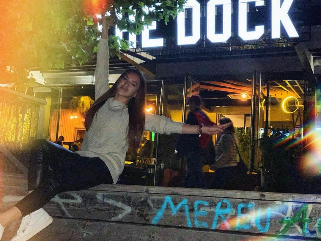 ラリサ・ヨルダケのインスタグラム：「In seara asta am ales @the_dock_lounge ! 🥰」