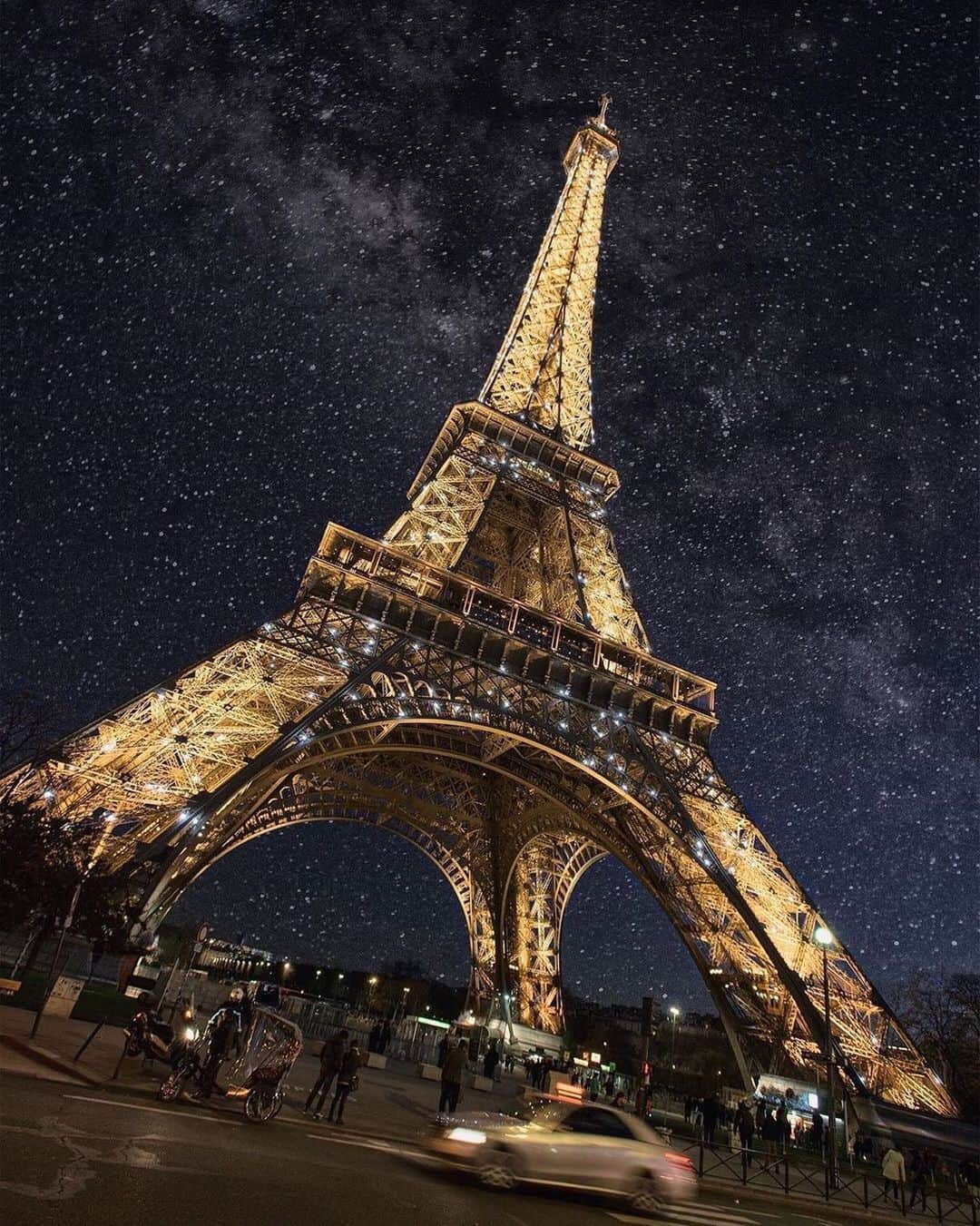 Earth Picsさんのインスタグラム写真 - (Earth PicsInstagram)「The Eiffel Tower in Paris France 🇫🇷 during a clear night. Photo by @patrickcolpron」10月21日 2時26分 - earthpix