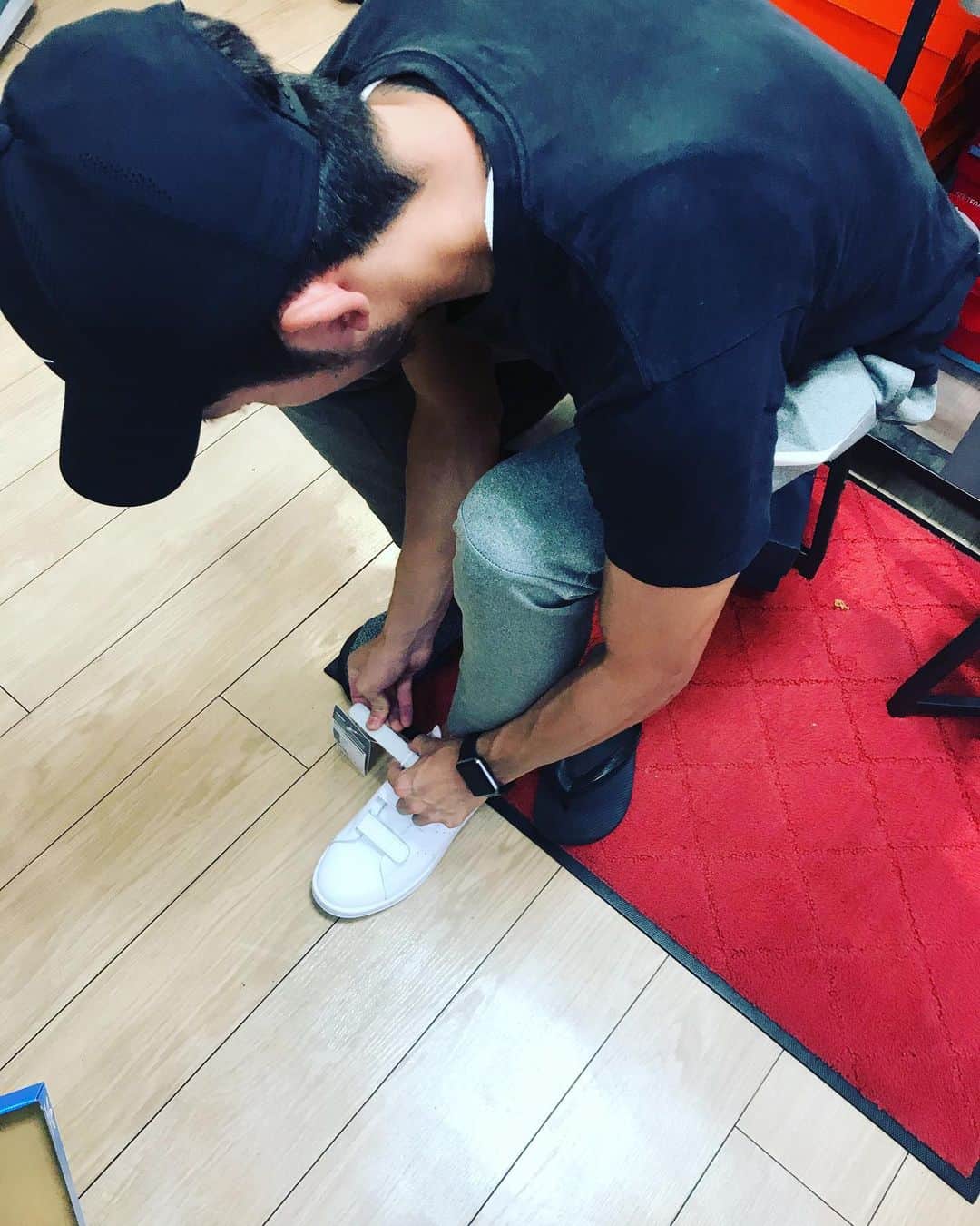 進祐哉のインスタグラム：「のんき君靴を買う。  #フリーター家を買う  #買ってもビーサン」