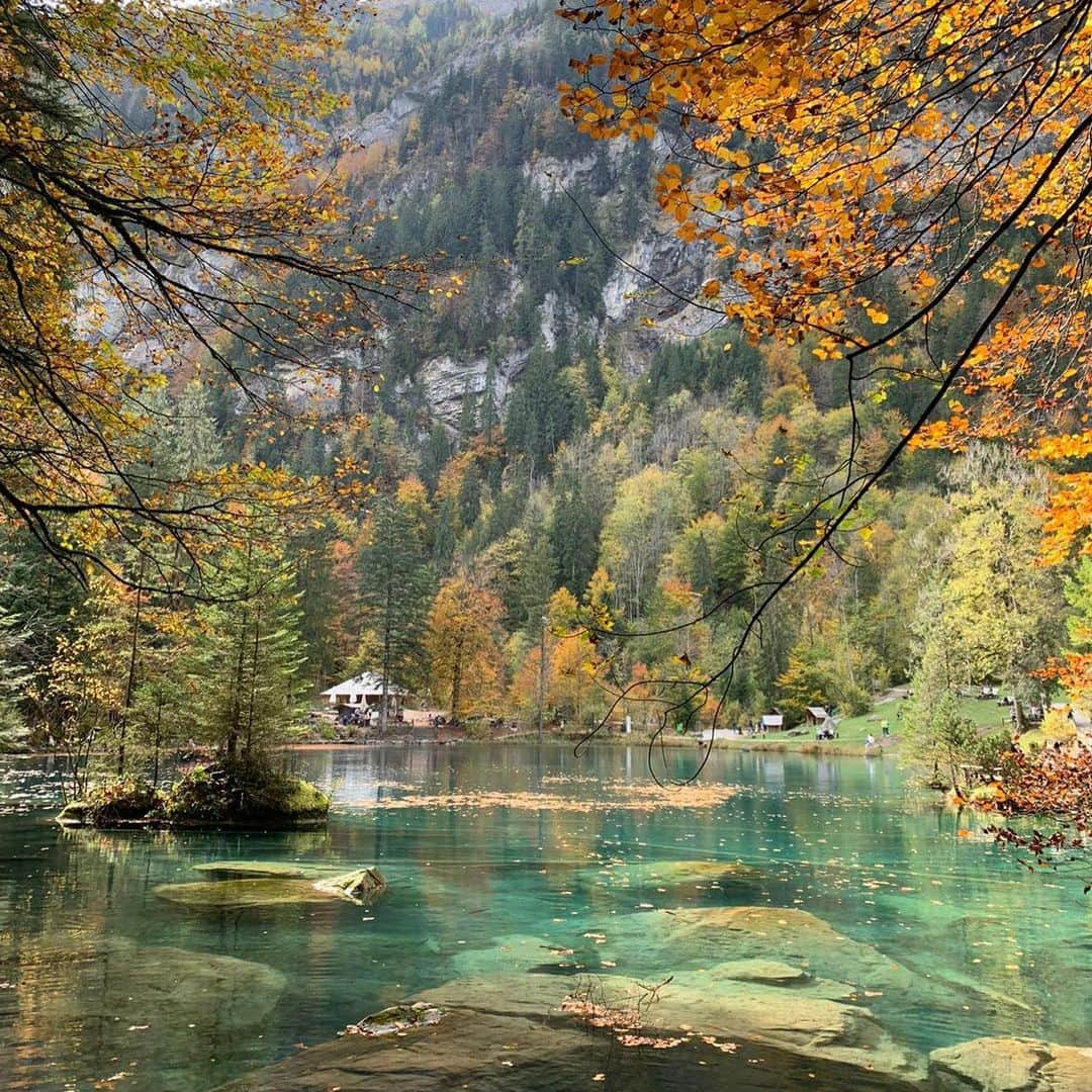 ダフネ・シパーズさんのインスタグラム写真 - (ダフネ・シパーズInstagram)「Wow, my last day here in Switzerland was so nice!! Been to downtown Bern and the beautiful “Blausee”. Amazing! 😊⛰🇨🇭 #nofilter #mustsee #downtimewhenIrun」10月21日 2時52分 - dafne_schippers