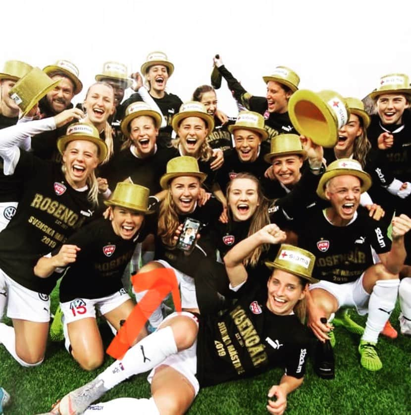 アーニャ・ミッタークのインスタグラム：「calling myself a SWEDISH CHAMPION today 💪🏻🥇🏆 🇸🇪 2019 @fcrosengard ! thanks to @fionabrown31 to let me be a part of it!! 🤳🏽😘 proud of the team, what a journey!!!! enjoy the night! 🥳 🍺」