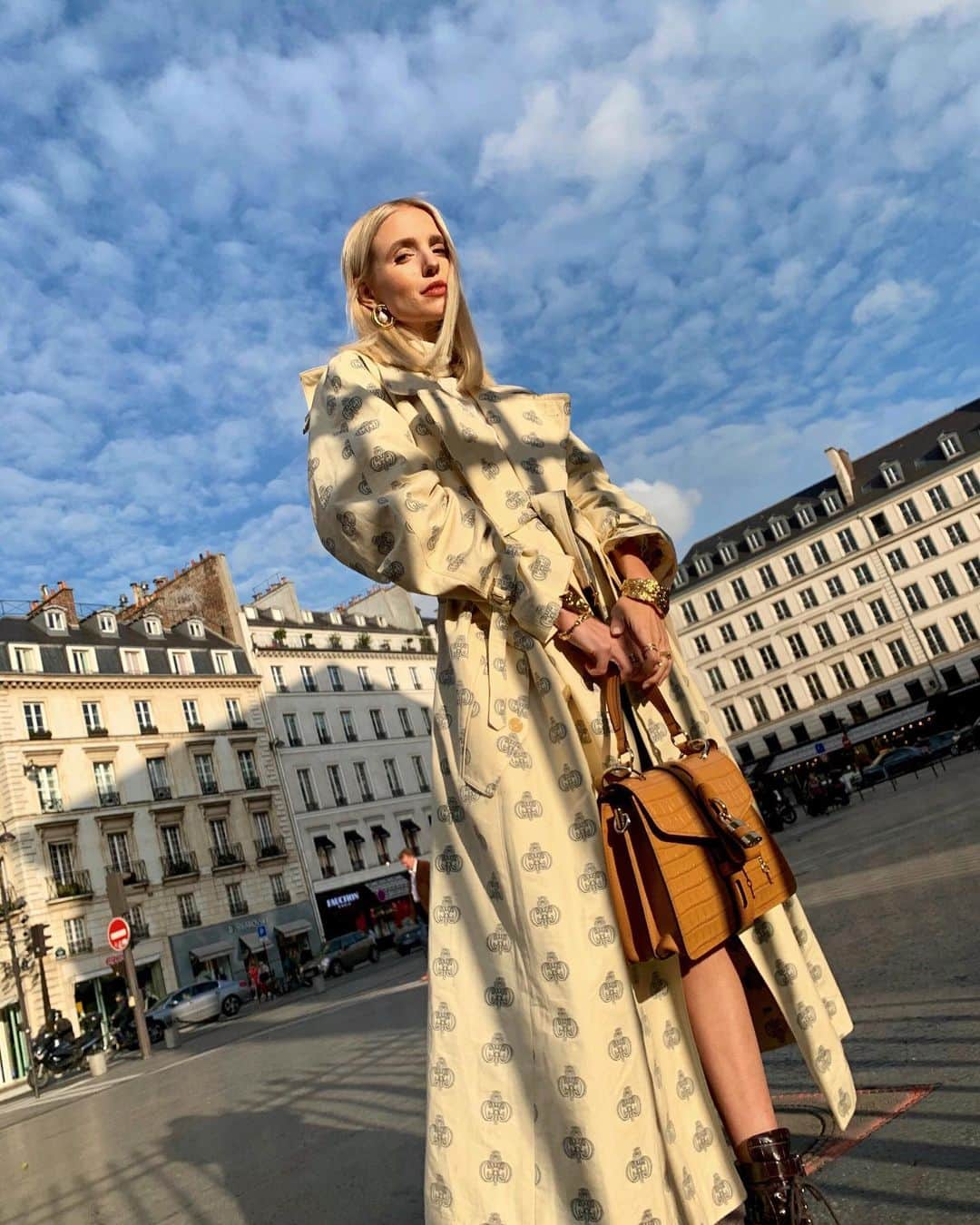 レオニー・ハンネさんのインスタグラム写真 - (レオニー・ハンネInstagram)「Trench of the season @chloe. ☁️ Anzeige #Chloe #ChloeGirls」10月21日 3時28分 - leoniehanne