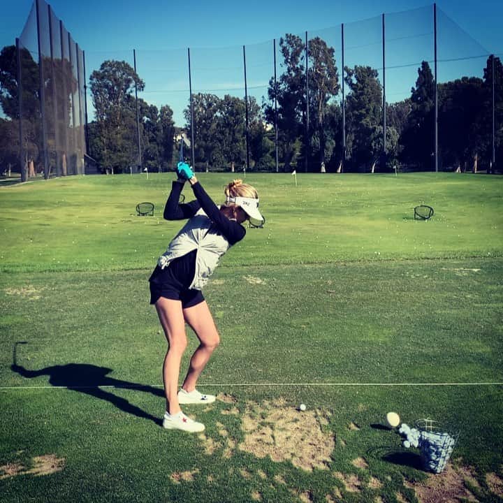 アンナ・ローソンのインスタグラム：「7 iron all day long... what is your favorite club to practice with?  @pxg 0311P #GEN2 #pxgtroops #36weeks 🤰🏼」
