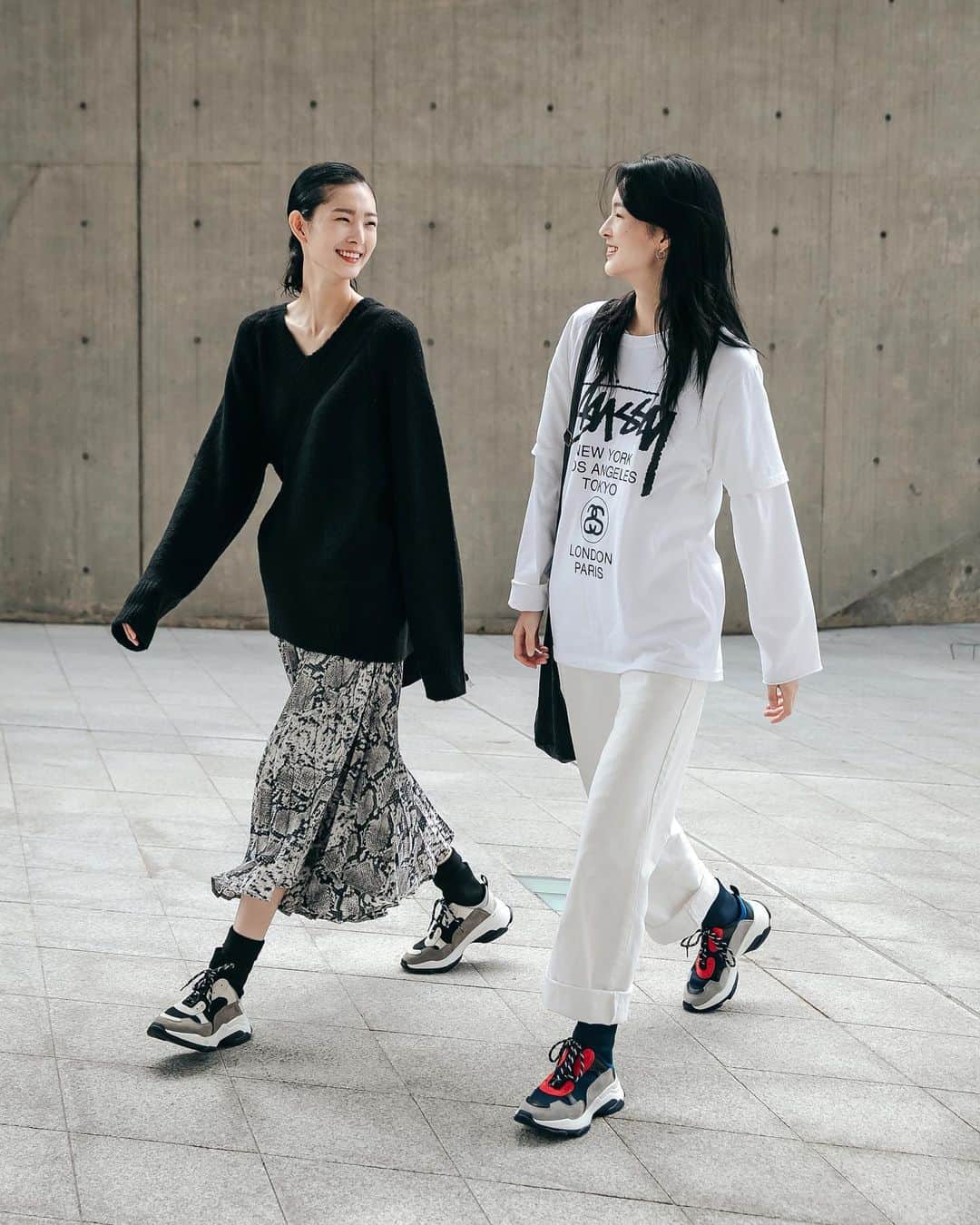 가로수길 , Seoulのインスタグラム：「SFW Seoul Fashion Week Thx @seoooohyeon0821 @seooooyoon0821 🔥🔥 모델 서현 서윤 ! 두분다 웃는거 너무 이쁘셩」