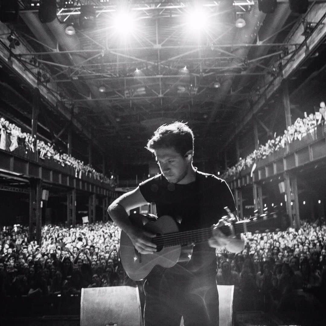 ナイル・ホーランさんのインスタグラム写真 - (ナイル・ホーランInstagram)「what an amazing experience ‘Flicker’ was. From writing those songs to performing them all over the world to you beautiful people. Thank you so much for taking my music under your wing and making it your own. On to the next chapter.」10月21日 4時01分 - niallhoran