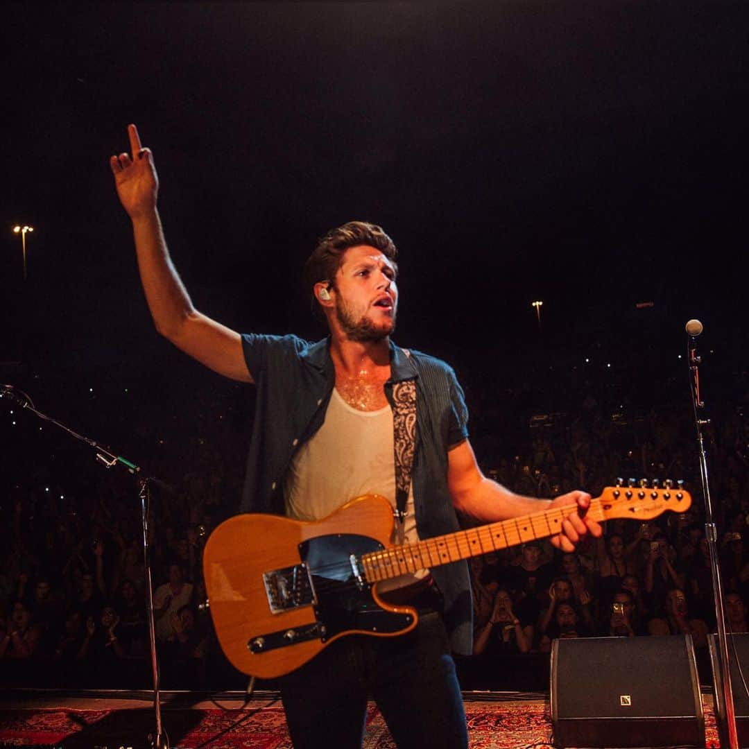 ナイル・ホーランさんのインスタグラム写真 - (ナイル・ホーランInstagram)「what an amazing experience ‘Flicker’ was. From writing those songs to performing them all over the world to you beautiful people. Thank you so much for taking my music under your wing and making it your own. On to the next chapter.」10月21日 4時01分 - niallhoran