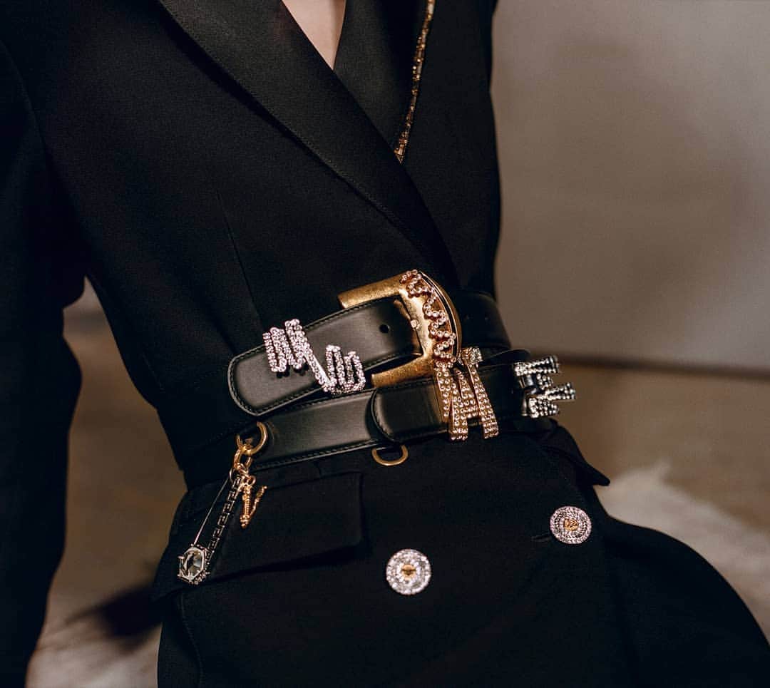 ジャンニヴェルサーチさんのインスタグラム写真 - (ジャンニヴェルサーチInstagram)「The #VersaceFW19 silhouette is accentuated by layered leather belts enriched with crystal and hardware accents. Available now at the link in bio.」10月21日 4時04分 - versace