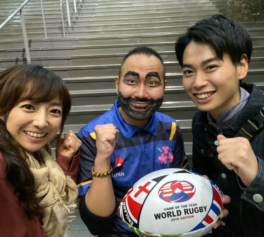 佐藤彩さんのインスタグラム写真 - (佐藤彩Instagram)「ラグビーワールドカップ日本対南アフリカ戦🏉 札幌ドームのパブリックビューイングには6000人を超える人が集まって、みんなで応援！ 盛り上がりましたよ✨  残念ながら日本は敗れてしまいましたが…ここまで素晴らしいプレーを見せてくれて、ラグビーの楽しさを教えてもらった気がします！ 相手に立ち向かっていく勇気、強さ…そして全力で歌う国歌斉唱、男泣きまで本当にカッコ良くて、ラグビーが好きになりました☺️ 本当に心から感動をありがとうございます✨  札幌ドームでは、リーチマイケル選手がボールを持ったときに、「リーチ！！」と皆さんが声を合わせて声援を送るのがとても印象的でした✨ さすが札幌山の手高校出身！ 愛されていますね。 私の近くの席にも、リーチ選手の先輩ですという方もいました。  そして帰りには、札幌ドームのリーチさんにも会ったのです！笑 とてもノリノリの方で… こちらも楽しませていただきましたよ😊  ドームでたくさん歌った「ビクトリーロード」もいい思い出。 最後は、笑える日が、来るはず … ありがとうラグビー🏉  #ラグビーワールドカップ2019  #日本対南アフリカ #札幌ドーム　 #パブリックビューイング #ラグビー　#感動をありがとう  #札幌ドームのリーチさん #HBC #アナウンサー #波多野裕太 アナ #佐藤彩」10月21日 4時07分 - hbc_ayasato