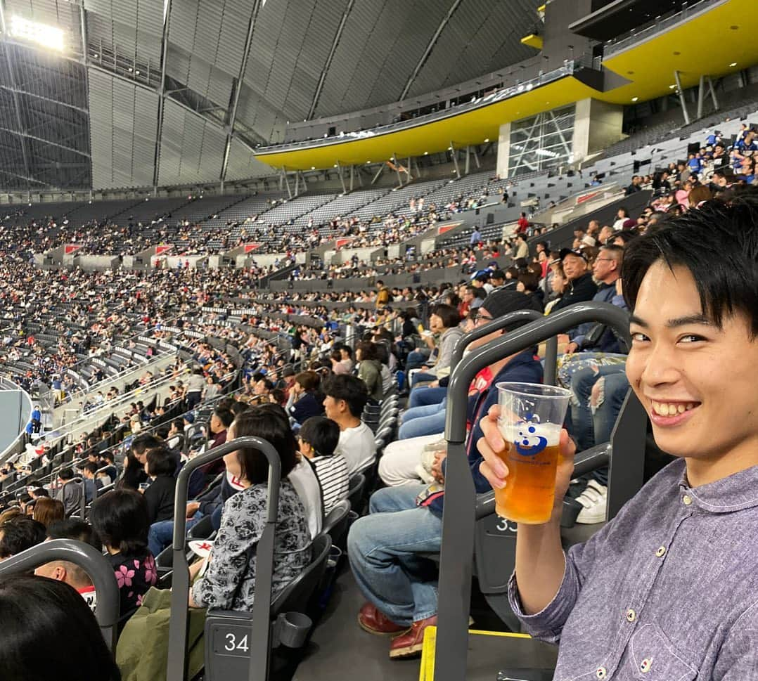 佐藤彩さんのインスタグラム写真 - (佐藤彩Instagram)「ラグビーワールドカップ日本対南アフリカ戦🏉 札幌ドームのパブリックビューイングには6000人を超える人が集まって、みんなで応援！ 盛り上がりましたよ✨  残念ながら日本は敗れてしまいましたが…ここまで素晴らしいプレーを見せてくれて、ラグビーの楽しさを教えてもらった気がします！ 相手に立ち向かっていく勇気、強さ…そして全力で歌う国歌斉唱、男泣きまで本当にカッコ良くて、ラグビーが好きになりました☺️ 本当に心から感動をありがとうございます✨  札幌ドームでは、リーチマイケル選手がボールを持ったときに、「リーチ！！」と皆さんが声を合わせて声援を送るのがとても印象的でした✨ さすが札幌山の手高校出身！ 愛されていますね。 私の近くの席にも、リーチ選手の先輩ですという方もいました。  そして帰りには、札幌ドームのリーチさんにも会ったのです！笑 とてもノリノリの方で… こちらも楽しませていただきましたよ😊  ドームでたくさん歌った「ビクトリーロード」もいい思い出。 最後は、笑える日が、来るはず … ありがとうラグビー🏉  #ラグビーワールドカップ2019  #日本対南アフリカ #札幌ドーム　 #パブリックビューイング #ラグビー　#感動をありがとう  #札幌ドームのリーチさん #HBC #アナウンサー #波多野裕太 アナ #佐藤彩」10月21日 4時07分 - hbc_ayasato