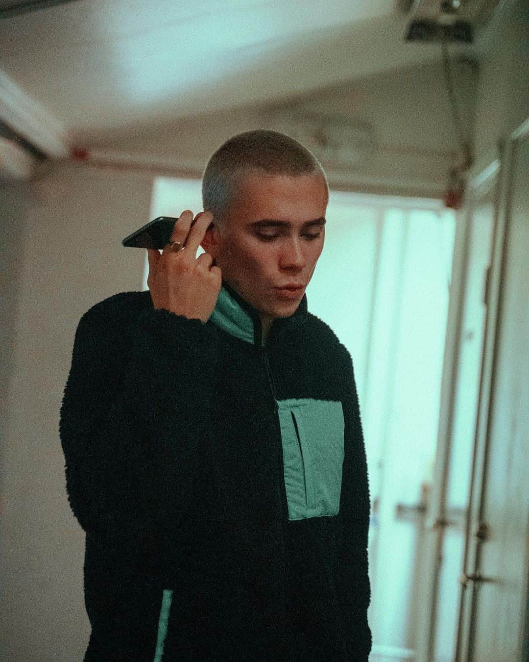 フェリックス・サンドマンのインスタグラム：「TACK SOM FAN NORRKÖPING FÖR IGÅR!! Så fucking fin publik, eufori tillsammans med er!!! Nästa helg ÖREBRO, MALMÖ! GET READY FOR A SURPRISE. *I’m listening to it in the picture ;)* 📸: @albindangardt」