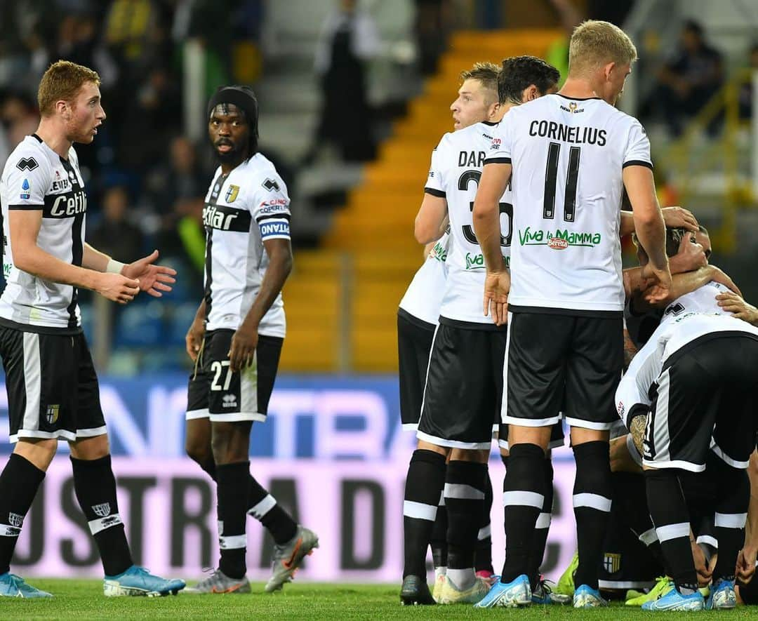 ジェルヴィーニョさんのインスタグラム写真 - (ジェルヴィーニョInstagram)「Great result for us +3 💛💙 #ForzaParma  Congratulations to #AndreasCornelius for this hat trick 🔥🔥🔥 #ParmaGenoa ••••••••••••••••••••••••••••••••••••••••••••••• #parma #genoa #calcio #seriea #italia #win #gameday #teamspirit •••••••••••••••••••••••••••••••••••••••••••••••• @parmacalcio1913 🎯 @andreacantini.photos 📸」10月21日 5時11分 - gervinhofficial