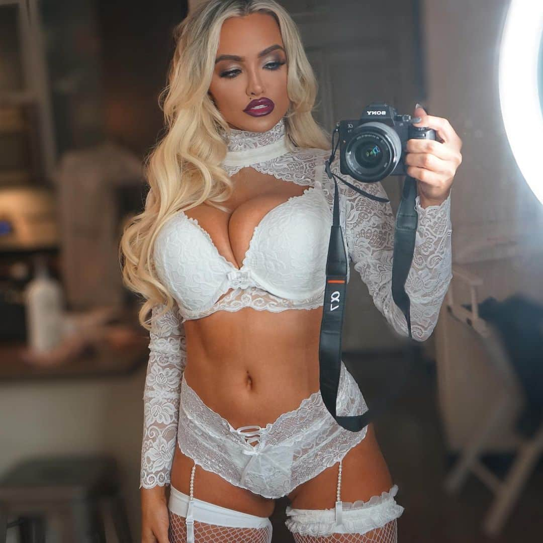 リンジー・ペラスさんのインスタグラム写真 - (リンジー・ペラスInstagram)「barbie, eat your heart out 🔪 - tiffany valentine」10月21日 5時40分 - lindseypelas