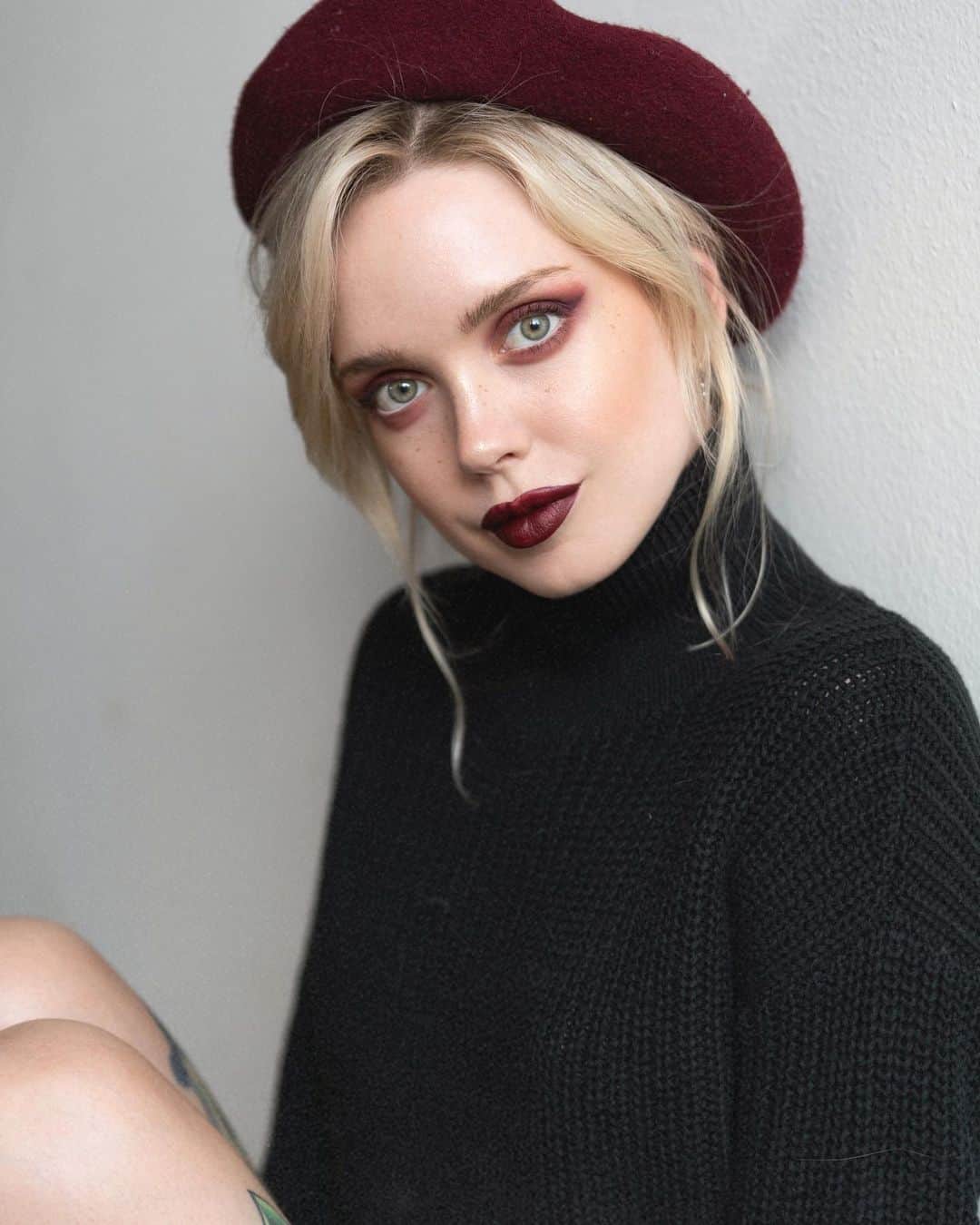 サラ・Xのインスタグラム：「A rainy day MOOD 🌧 we are in Virginia now finally enjoying some real fall weather. This shot is from a look I did last month but whatever, it’s got an October vibe, I’ve only slept three hours and been on a plane all day so this is the best you’re gonna get 👻 #fallmakeuplook #fallmakeup #monochromaticmakeup #fallstyle #fallstyles」