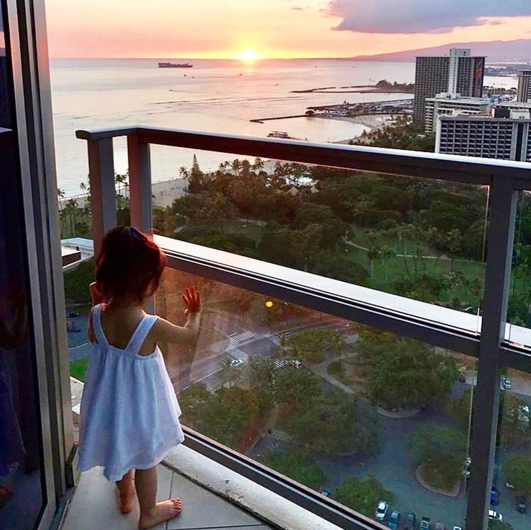 Trump Waikikiさんのインスタグラム写真 - (Trump WaikikiInstagram)「Children enjoy viewing Hawaiian sunsets just as much as adults. #trumpwaikiki #familytravel #trumpwaikiki10 #celebrating10yearsoftrumpwaikiki #fivestarhotelhonolulu 📸: @mina102  ハワイのサンセットはお子様ゲストさえ感動させるマジックが！ #トランプワイキキ #5つ星ホテル #ファミリートラベル #ハワイ旅行 #ハワイのサンセット 📸: @mina102」10月21日 6時14分 - trumpwaikiki