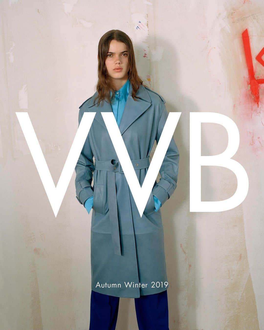 ヴィクトリアベッカムさんのインスタグラム写真 - (ヴィクトリアベッカムInstagram)「Statement outerwear in shades of blue from #VVBAW19. Ideal for the season, the boucle coat is a cozy antidote to autumnal chills. x VB」10月21日 6時08分 - victoriabeckham