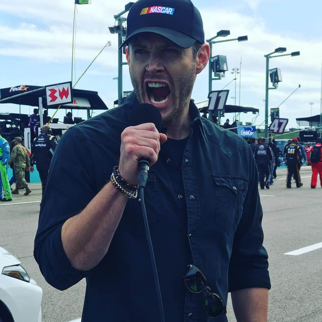 ジェンセン・アクレスさんのインスタグラム写真 - (ジェンセン・アクレスInstagram)「Just another day at the track.  No biggie. Thank you @nascar and @kansasspeedway for a fantastic experience.  You guys sure do know how to put on a show and entertain a crowd.  Epic day.」10月21日 6時09分 - jensenackles