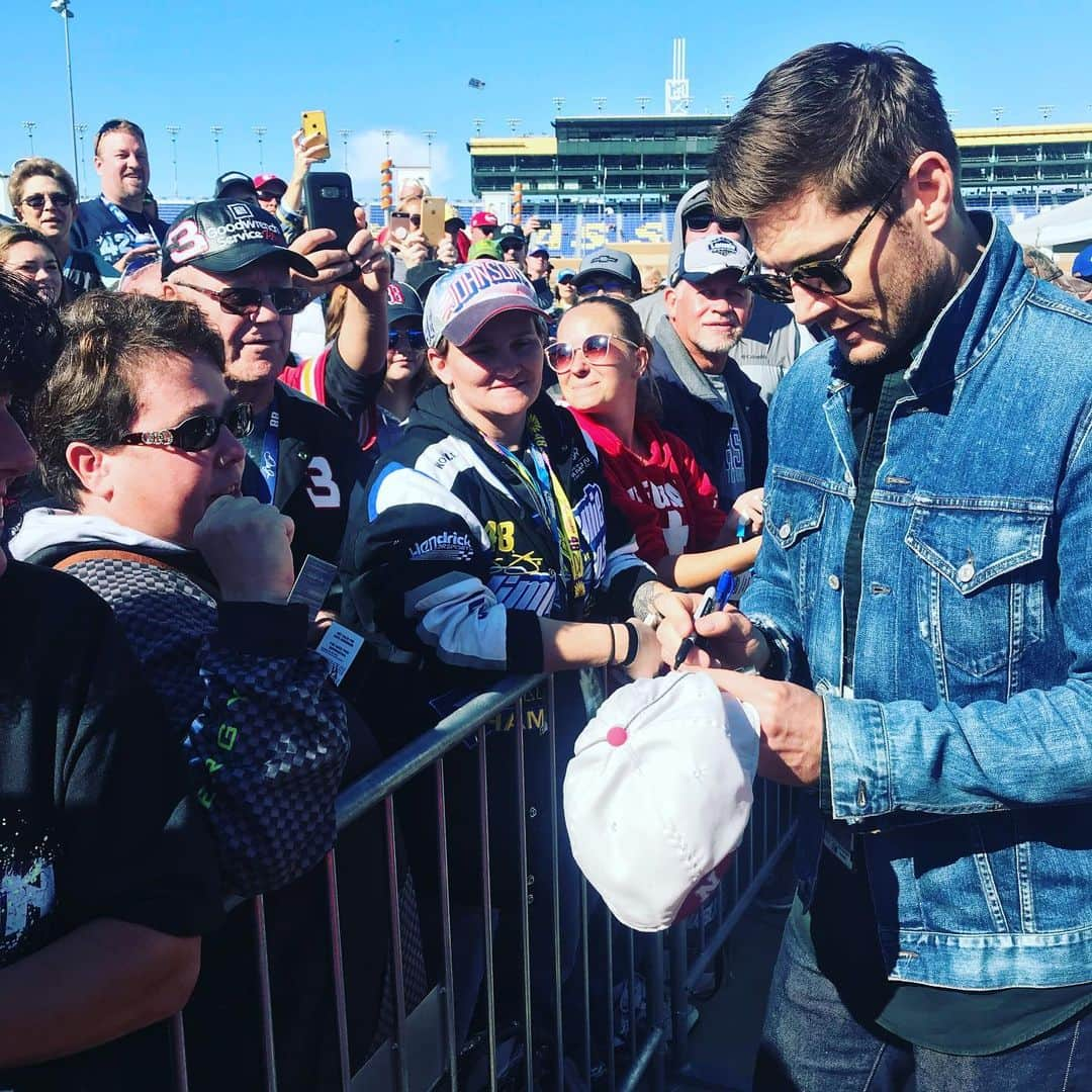 ジェンセン・アクレスさんのインスタグラム写真 - (ジェンセン・アクレスInstagram)「Just another day at the track.  No biggie. Thank you @nascar and @kansasspeedway for a fantastic experience.  You guys sure do know how to put on a show and entertain a crowd.  Epic day.」10月21日 6時09分 - jensenackles