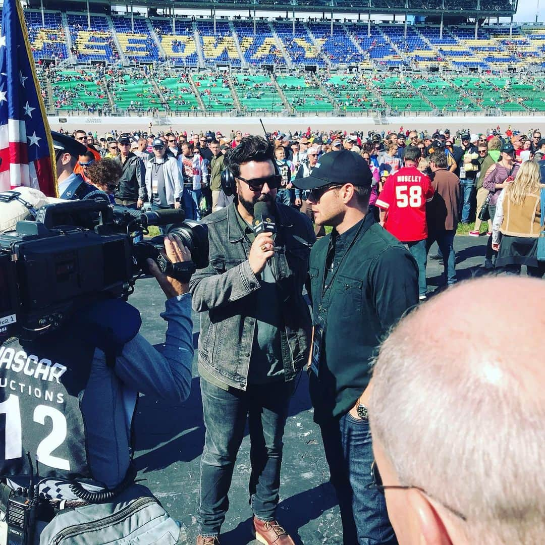 ジェンセン・アクレスさんのインスタグラム写真 - (ジェンセン・アクレスInstagram)「Just another day at the track.  No biggie. Thank you @nascar and @kansasspeedway for a fantastic experience.  You guys sure do know how to put on a show and entertain a crowd.  Epic day.」10月21日 6時09分 - jensenackles