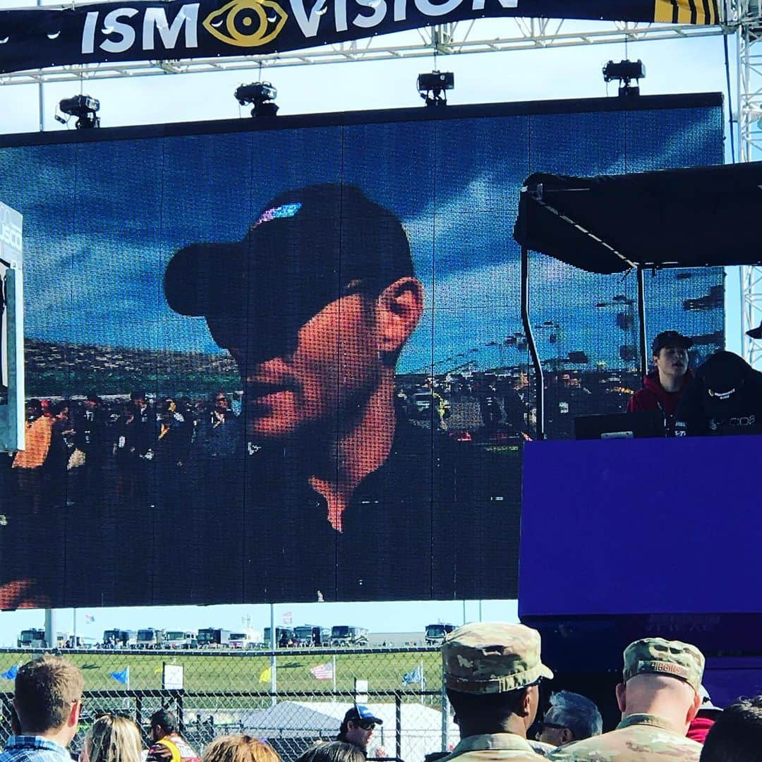 ジェンセン・アクレスさんのインスタグラム写真 - (ジェンセン・アクレスInstagram)「Just another day at the track.  No biggie. Thank you @nascar and @kansasspeedway for a fantastic experience.  You guys sure do know how to put on a show and entertain a crowd.  Epic day.」10月21日 6時09分 - jensenackles