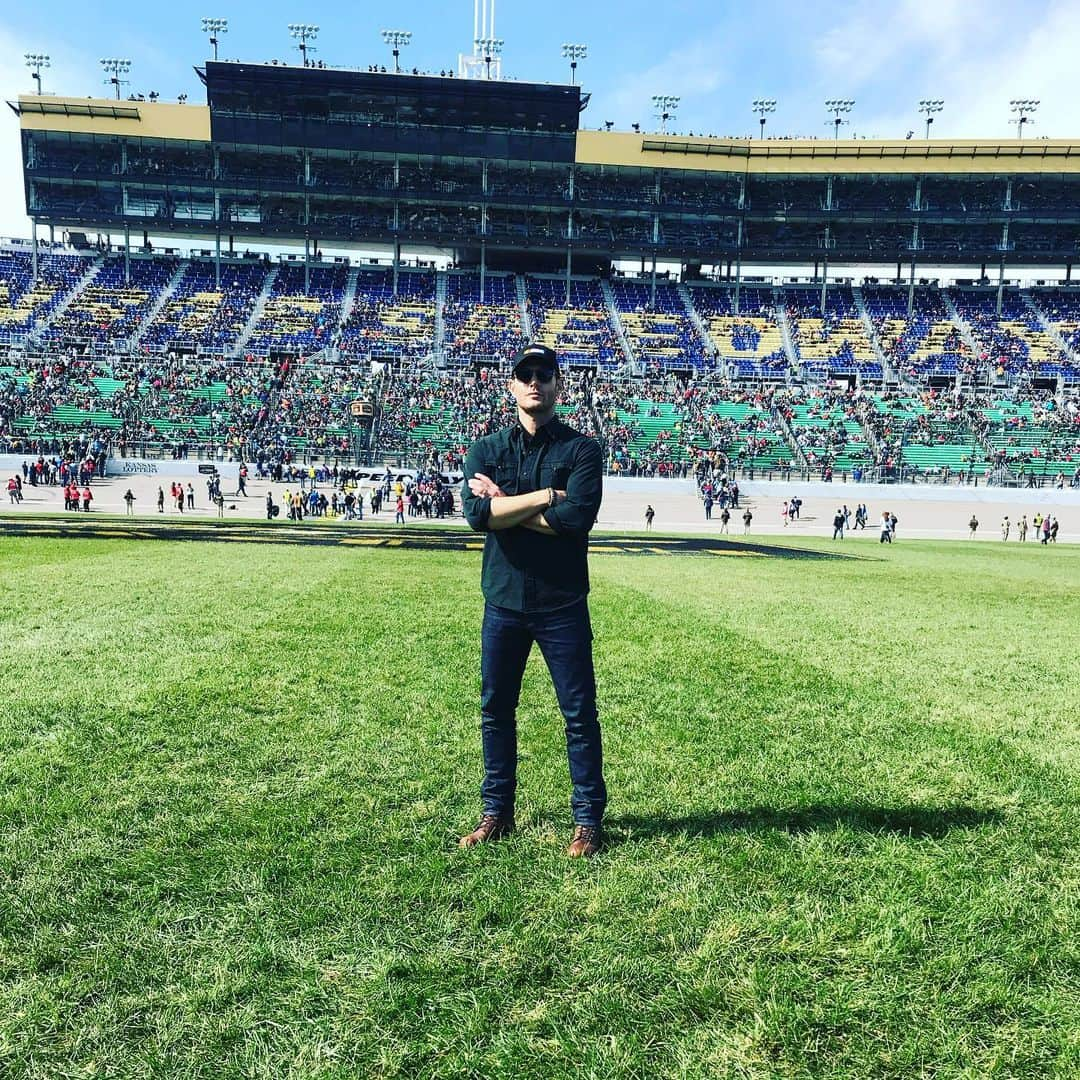 ジェンセン・アクレスさんのインスタグラム写真 - (ジェンセン・アクレスInstagram)「Just another day at the track.  No biggie. Thank you @nascar and @kansasspeedway for a fantastic experience.  You guys sure do know how to put on a show and entertain a crowd.  Epic day.」10月21日 6時09分 - jensenackles