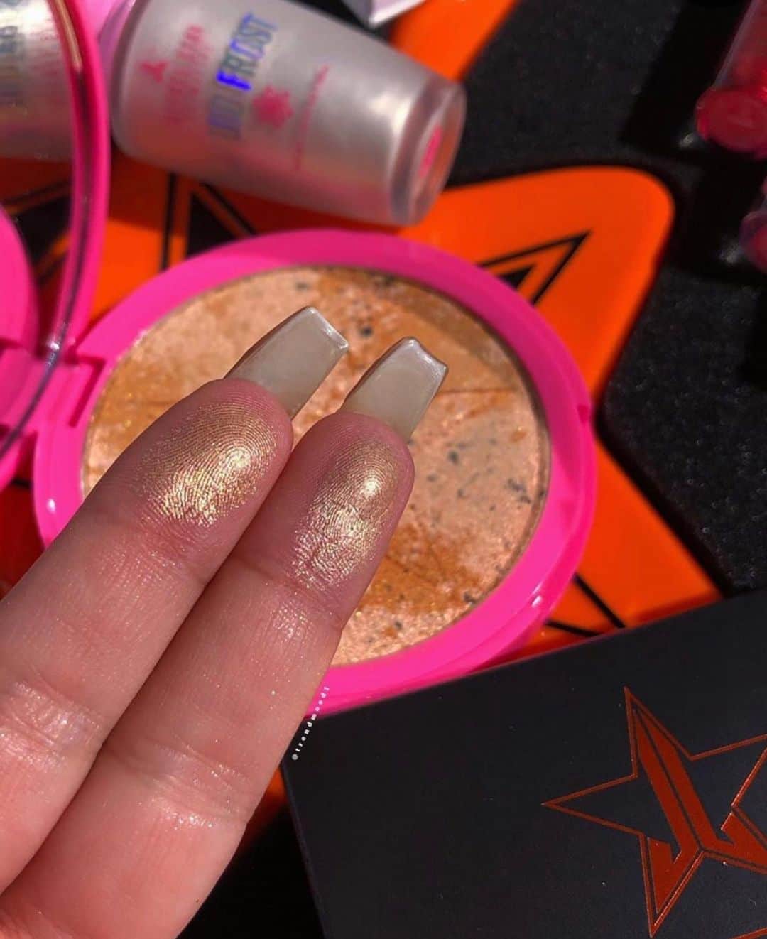 Jeffree Star Cosmeticsさんのインスタグラム写真 - (Jeffree Star CosmeticsInstagram)「The spooky and blinding Halloween #MysteryBox Skin Frost shade 🎃👻 This was only available in the medium size box and will never be made again! 😭 Next Mystery Box launch will be on #BlackFriday next month ❓  Photos: @Trendmood #jeffreestarcosmetics #skinfrost」10月21日 6時15分 - jeffreestarcosmetics