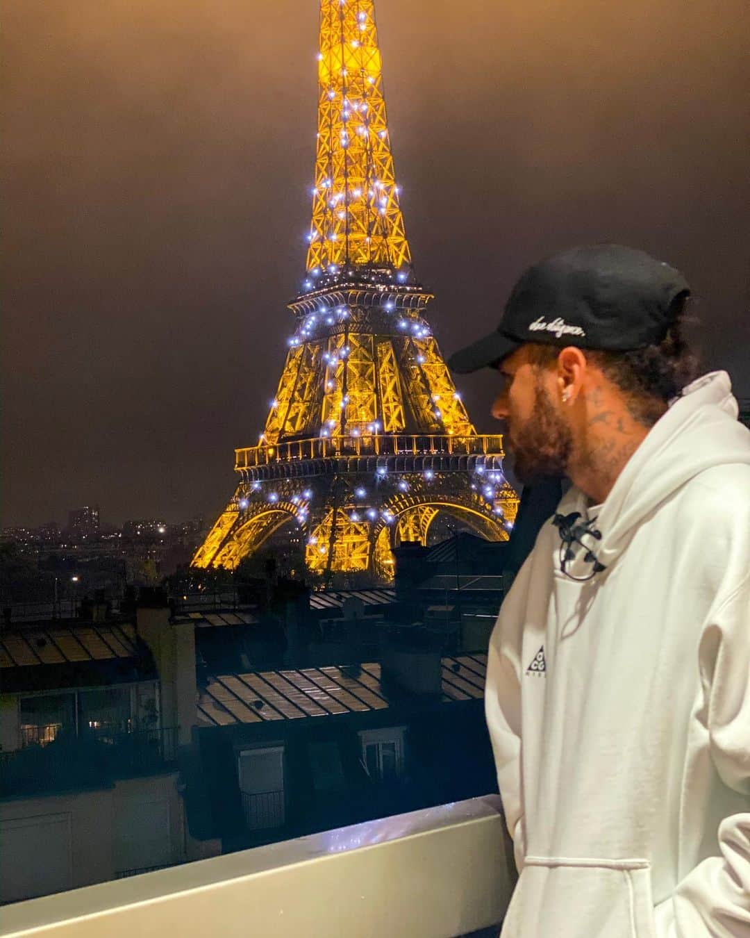 ネイマールさんのインスタグラム写真 - (ネイマールInstagram)「moi et mes amis avec la tour 🗼」10月21日 6時21分 - neymarjr