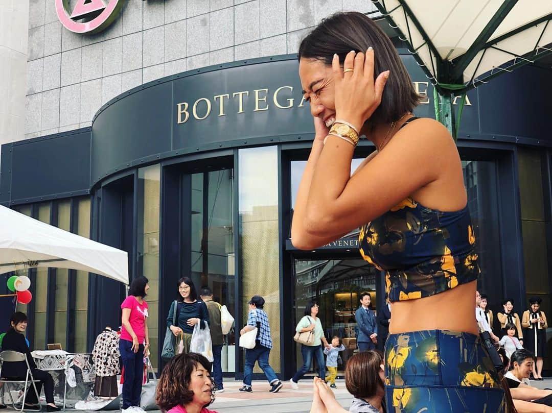 大下瞳美さんのインスタグラム写真 - (大下瞳美Instagram)「広島そごう45周年×ポルフェス大人博2019ヨガレッスン会終了いたしました！  今回はそごう新館5階スポーツ売り場にヨガウエア増設に伴い初心者の方でも簡単に行えるヨガイベントをそごう広島さんの元開催されました！  あろうことか、大手外資系ブランドBOTTEGA様の前、高級外車が陳列する前でなんとも贅沢にヨガをさせていただきました。  広島ではこんな場所で開催は初めての事。  はじめは皆さまお顔も硬く緊張していましたが、最後にはとても穏やかな表情をなさっておられました😭  こんなに笑ったの久しぶり、来てよかったと言ってくださり感無量です。  もっと日常や、一般の方々にヨガが健康の元だと発信できる機会ができればいいなと思います。  今回レッスンで使用させていただきましたウェアは  @realstone.hk 様のウェアです。 こちらはステキな柄物が多くレギンスのみではなく、リラックスウェアもあるので、幅広い年齢層にオススメです。 ありがとうございました！ . . .  #百貨店#そごう広島店 #ヨガ#広島ヨガ#ヨガイベント#トークショー#初心者歓迎 #ヨガレッスン#hiroshimacastle #hitomi#hiroshimajapan#yoga#yogaeveryday #yogaevent #yogawear #sogo」10月21日 6時57分 - hitomiooshita