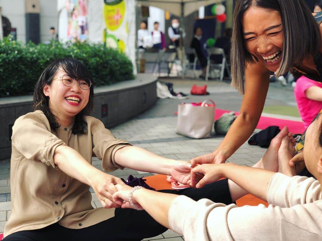 大下瞳美さんのインスタグラム写真 - (大下瞳美Instagram)「広島そごう45周年×ポルフェス大人博2019ヨガレッスン会終了いたしました！  今回はそごう新館5階スポーツ売り場にヨガウエア増設に伴い初心者の方でも簡単に行えるヨガイベントをそごう広島さんの元開催されました！  あろうことか、大手外資系ブランドBOTTEGA様の前、高級外車が陳列する前でなんとも贅沢にヨガをさせていただきました。  広島ではこんな場所で開催は初めての事。  はじめは皆さまお顔も硬く緊張していましたが、最後にはとても穏やかな表情をなさっておられました😭  こんなに笑ったの久しぶり、来てよかったと言ってくださり感無量です。  もっと日常や、一般の方々にヨガが健康の元だと発信できる機会ができればいいなと思います。  今回レッスンで使用させていただきましたウェアは  @realstone.hk 様のウェアです。 こちらはステキな柄物が多くレギンスのみではなく、リラックスウェアもあるので、幅広い年齢層にオススメです。 ありがとうございました！ . . .  #百貨店#そごう広島店 #ヨガ#広島ヨガ#ヨガイベント#トークショー#初心者歓迎 #ヨガレッスン#hiroshimacastle #hitomi#hiroshimajapan#yoga#yogaeveryday #yogaevent #yogawear #sogo」10月21日 6時57分 - hitomiooshita
