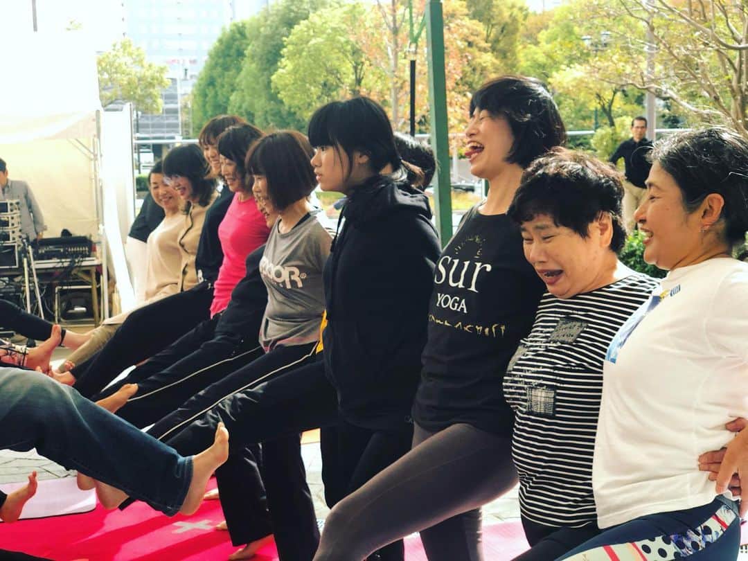 大下瞳美さんのインスタグラム写真 - (大下瞳美Instagram)「広島そごう45周年×ポルフェス大人博2019ヨガレッスン会終了いたしました！  今回はそごう新館5階スポーツ売り場にヨガウエア増設に伴い初心者の方でも簡単に行えるヨガイベントをそごう広島さんの元開催されました！  あろうことか、大手外資系ブランドBOTTEGA様の前、高級外車が陳列する前でなんとも贅沢にヨガをさせていただきました。  広島ではこんな場所で開催は初めての事。  はじめは皆さまお顔も硬く緊張していましたが、最後にはとても穏やかな表情をなさっておられました😭  こんなに笑ったの久しぶり、来てよかったと言ってくださり感無量です。  もっと日常や、一般の方々にヨガが健康の元だと発信できる機会ができればいいなと思います。  今回レッスンで使用させていただきましたウェアは  @realstone.hk 様のウェアです。 こちらはステキな柄物が多くレギンスのみではなく、リラックスウェアもあるので、幅広い年齢層にオススメです。 ありがとうございました！ . . .  #百貨店#そごう広島店 #ヨガ#広島ヨガ#ヨガイベント#トークショー#初心者歓迎 #ヨガレッスン#hiroshimacastle #hitomi#hiroshimajapan#yoga#yogaeveryday #yogaevent #yogawear #sogo」10月21日 6時57分 - hitomiooshita
