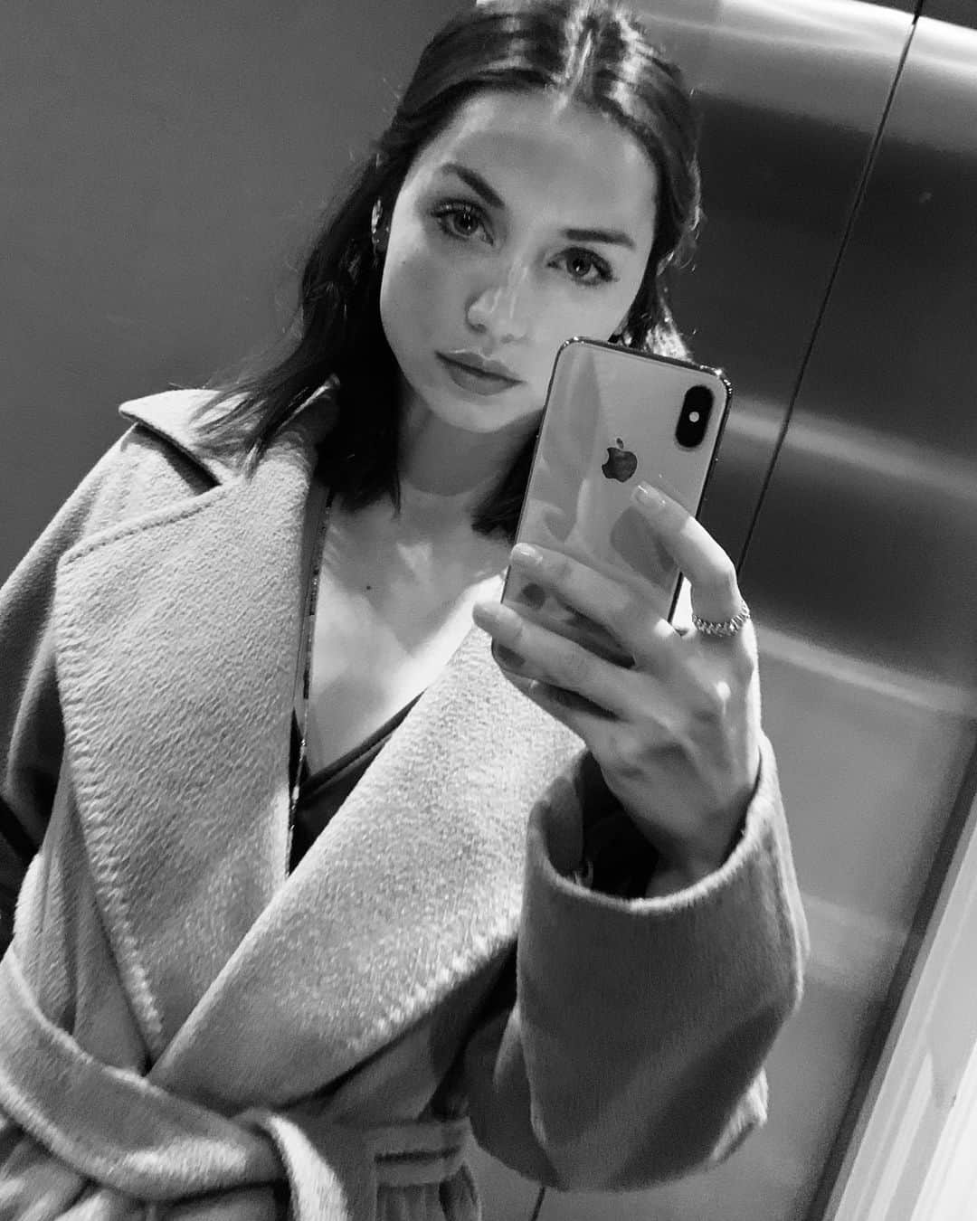 アナ・デ・アルマスのインスタグラム：「✨hi there✨」