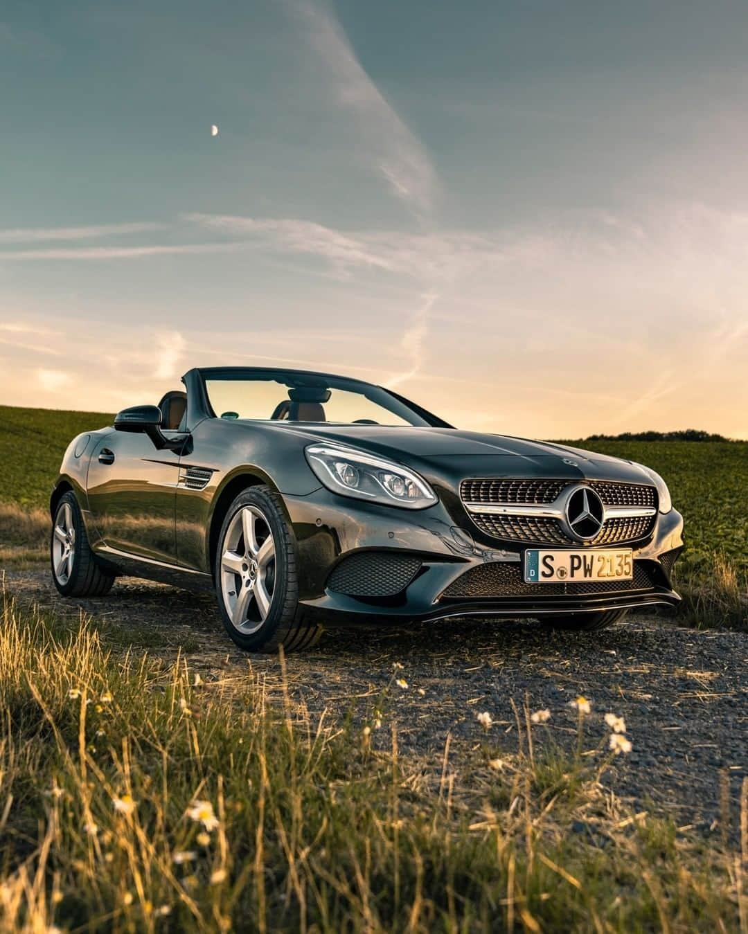 メルセデス・ベンツさんのインスタグラム写真 - (メルセデス・ベンツInstagram)「As if it was yesterday. Freshly harvested fields, summer breeze and not a single thought to close the roof.  #MercedesBenz #SLC #CarsOfInstagram #MBCar #carbiolet 📸 @driving_blog for #MBsocialcar」10月21日 6時55分 - mercedesbenz