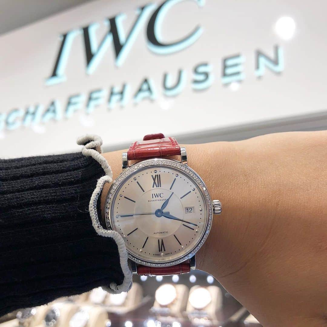 福井駅前ジュエリーパリさんのインスタグラム写真 - (福井駅前ジュエリーパリInstagram)「■ IWC ■﻿ ﻿ もうすっかり秋らしい天気が続いて﻿ 秋の香りもしてきましたね🍁﻿ ﻿ 革ベルトを変えたくなる季節ですね❤️﻿ ﻿ IWCのポートフィノレディース﻿ ベゼルにダイヤモンドが一周セッティングされてます✨💎﻿ ﻿ メカニカルウォッチブランドのIWC﻿ 女性にも大人気なんです💕﻿ ﻿ 是非店頭でご覧ください🥰﻿ ﻿ ————————————﻿ #jewelryPARIS﻿ #ジュエリーパリ﻿ #福井﻿ #福井駅前﻿ #福井ジュエリーショップ﻿ #福井ジュエリー﻿ #福井時計﻿ #福井ブライダル﻿ #ジュエリーリフォーム﻿ #ジュエリーコーディネート﻿ #watch﻿ #ブライダル﻿ #リング﻿ #ピアス﻿ #ネックレス﻿ #fred﻿ #Hirotaka ﻿ #mariablack﻿ #kaoru﻿ #アクセサリー﻿ #ヒロタカ﻿ #ペアウォッチ﻿ #イヤーカフ﻿ #hirotakajewelry﻿ #スイス﻿ #アイダブリューシー﻿ #IWC﻿ #カルティエ﻿ #シャフハウゼン」10月21日 18時11分 - j_paris_fukui