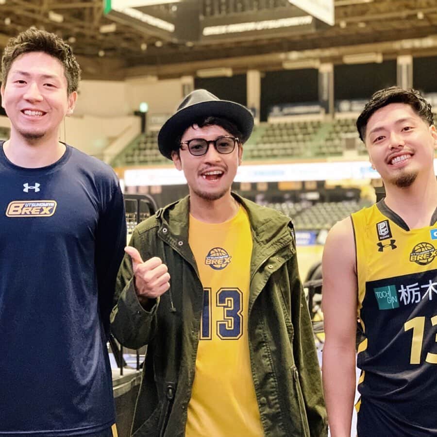 小柳津林太郎のインスタグラム：「宇都宮ブレックスの応援にいってきました📣 シーホース三河との対戦だったのですが、めっちゃ白熱した接戦の試合でした！！！ 渡邉選手と比江島選手とパシャり📷  仲良しの選手が活躍していて嬉しかった！ 勝手にブレックス応援団としてまた応援しにいきます。  試合後、コートでシューティングさせていただきました。めちゃたのしかった🏀  #バチェラー #バチェラー2 #bachelorjapan #バチェラージャパン #小柳津林太郎 #ghost  #アマゾンプライム #thebachelor #rinstagram #渡邉裕規 #比江島慎 #宇都宮ブレックス #bleague #bリーグ #バスケットボール #バスケ #🌹」