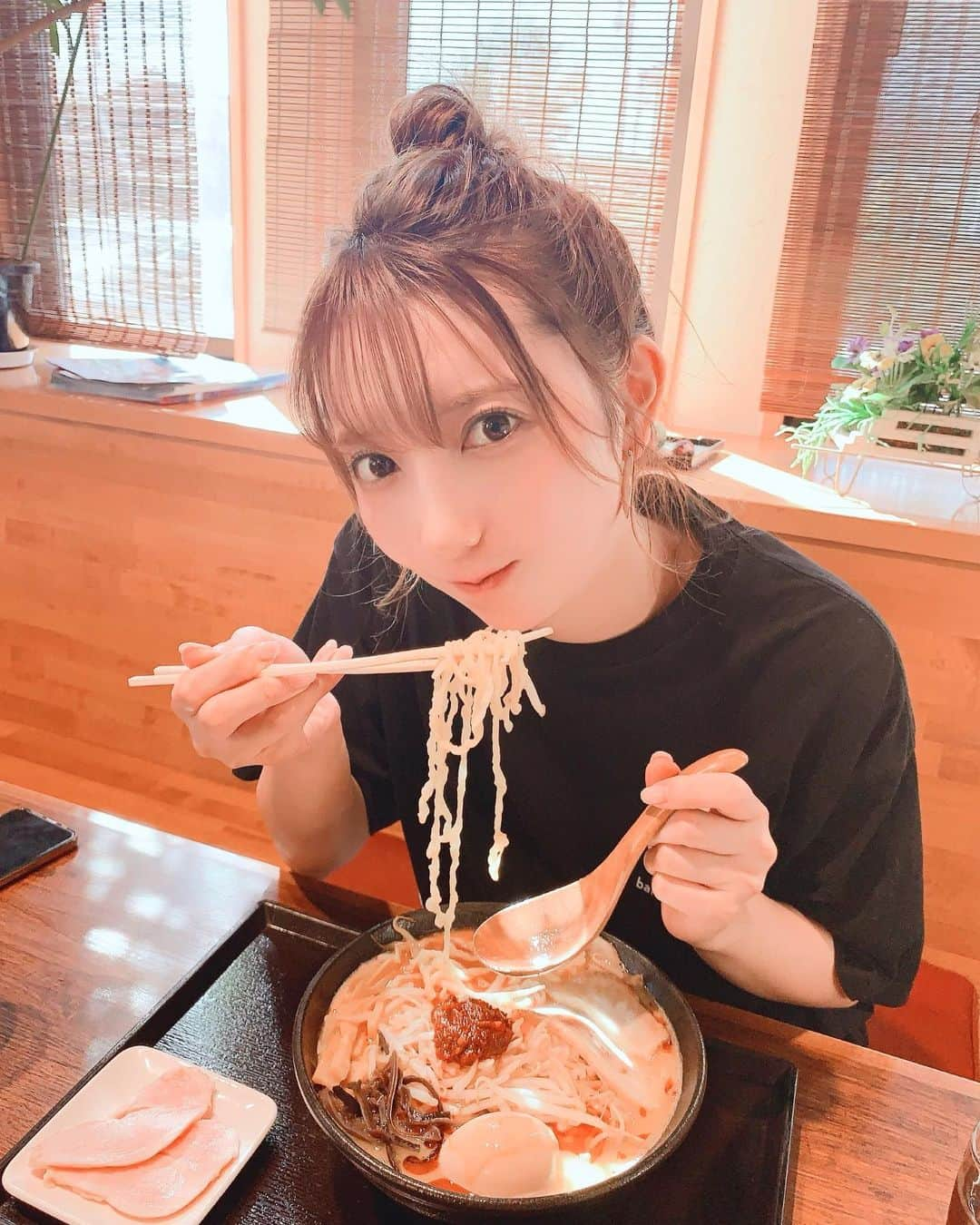 堀みづきさんのインスタグラム写真 - (堀みづきInstagram)「この間、酒田での撮影合間に癒庵へ🍜 辛みそらーめんを頂きました🤭💕 麺はもちもち太麺🍜🍜 野菜もたっぷりでチャーシューもとろっとろで最高でした🤤 あっという間に完食〜 #山形県 #酒田市 #酒田 #庄内 #遊佐 #酒田グルメ #酒田ラーメン #ラーメン #癒庵 #光の湊 #月のホテル #月のホテルアンバサダー #tsukinohotel #hotel」10月21日 18時06分 - mizuki_027