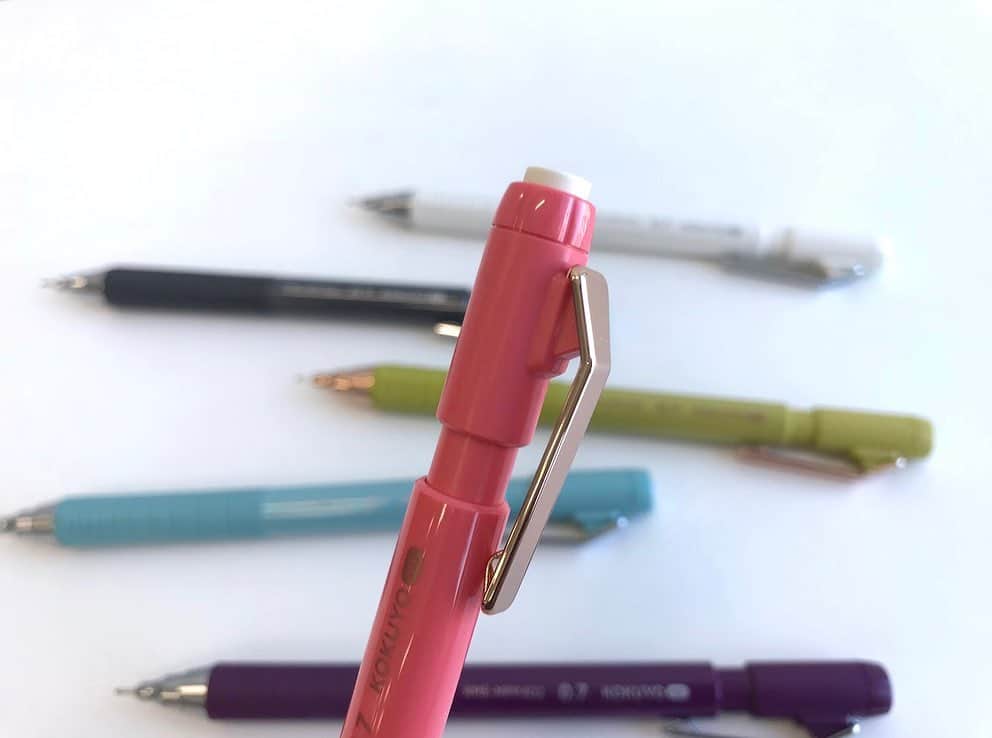 コクヨのぶんぐさんのインスタグラム写真 - (コクヨのぶんぐInstagram)「本日はKOKUYO MEから、﻿ シャープペンシルをご紹介！！﻿ ﻿ 鉛筆のような書き心地のシャーペンです！﻿ 太さは0.7mm、グリップは6角形なので、本当に鉛筆のような感じ。﻿ ﻿ 本体の色味がかわいいのはもちろんだけど、﻿ 推しポイントはペン先です💘﻿ ﻿ 金属製で丈夫だし、﻿ おまけに本体カラーに合わせて﻿ ペン先とクリップの素材が違うの！﻿ ﻿ シェルピンクとゴールデングリーンに合わせてる﻿ カッパー（銅）がピンクゴールドっぽくて﻿ 中の人的には新鮮な感じがしたな〜﻿ 上品ないい色なの。おしゃれです😘💄﻿ ﻿ 価格：630円﻿ ﻿ KOKUYO MEシリーズ、﻿ もうゲットしてくれたって声も届いていて﻿嬉しい！﻿ ﻿ #KOKUYOME #ライフアクセサリー﻿ #コーディネート #今日のコーデ #コーデ #ootd #シンプルコーデ #大人シンプル #ファッション　﻿ #ユニセックス #デザイン #アクセサリー ﻿ #文房具 #文具 #文具好き #文具女子 #文具沼 #文具好きな人と繋がりたい #stationery #stationerylove #stationeryaddict #コクヨ #kokuyo﻿ #fashion #coordinate﻿ #シャーペン #シャープペンシル #鉛筆 #pen #🖋」10月21日 18時07分 - kokuyo_st
