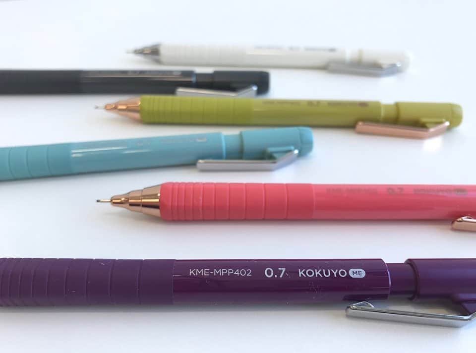 コクヨのぶんぐさんのインスタグラム写真 - (コクヨのぶんぐInstagram)「本日はKOKUYO MEから、﻿ シャープペンシルをご紹介！！﻿ ﻿ 鉛筆のような書き心地のシャーペンです！﻿ 太さは0.7mm、グリップは6角形なので、本当に鉛筆のような感じ。﻿ ﻿ 本体の色味がかわいいのはもちろんだけど、﻿ 推しポイントはペン先です💘﻿ ﻿ 金属製で丈夫だし、﻿ おまけに本体カラーに合わせて﻿ ペン先とクリップの素材が違うの！﻿ ﻿ シェルピンクとゴールデングリーンに合わせてる﻿ カッパー（銅）がピンクゴールドっぽくて﻿ 中の人的には新鮮な感じがしたな〜﻿ 上品ないい色なの。おしゃれです😘💄﻿ ﻿ 価格：630円﻿ ﻿ KOKUYO MEシリーズ、﻿ もうゲットしてくれたって声も届いていて﻿嬉しい！﻿ ﻿ #KOKUYOME #ライフアクセサリー﻿ #コーディネート #今日のコーデ #コーデ #ootd #シンプルコーデ #大人シンプル #ファッション　﻿ #ユニセックス #デザイン #アクセサリー ﻿ #文房具 #文具 #文具好き #文具女子 #文具沼 #文具好きな人と繋がりたい #stationery #stationerylove #stationeryaddict #コクヨ #kokuyo﻿ #fashion #coordinate﻿ #シャーペン #シャープペンシル #鉛筆 #pen #🖋」10月21日 18時07分 - kokuyo_st