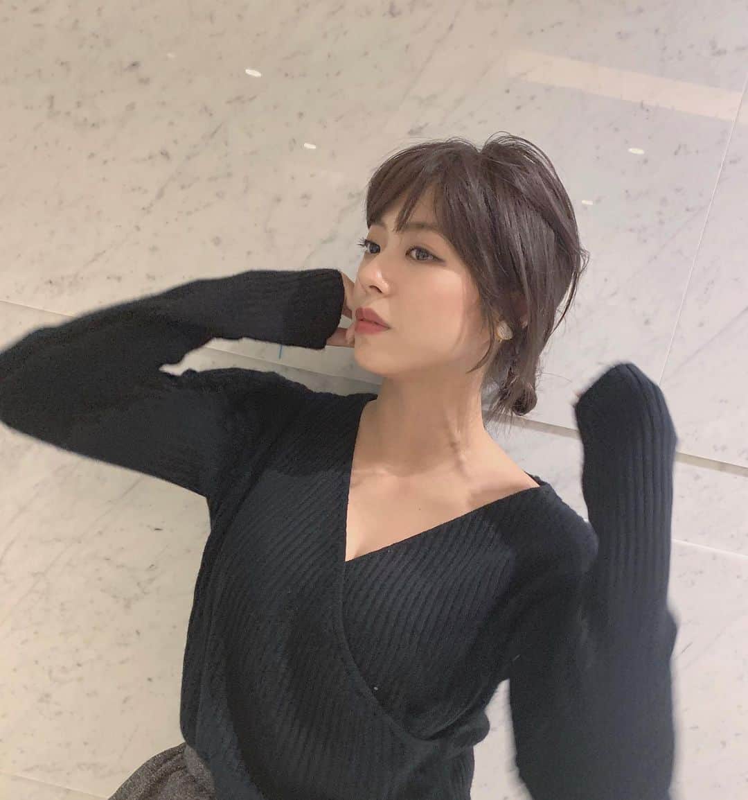 わちみなみのインスタグラム：「ニットの季節😊😊😊 @u_dresser  胸元の感じがかわいい⭐️⭐️ #ニット #秋 #韓国ファッション」