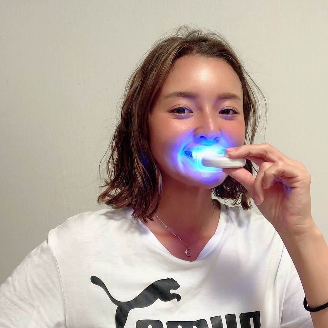 Tomoyo Umezawaさんのインスタグラム写真 - (Tomoyo UmezawaInstagram)「自宅でホワイトニングが できるんだって♪♪ @shiroku.nari_na ・ ちょーっと 普段の歯磨き粉よりも 苦味を感じるくらいで、 磨いたあと 歯がいつもより ツルツルするのはわかった✦ ・ ちゃんと サロンでやるような ブルーに光る LED照射器もついてて 続けると 効果がわかってくるんだって🐚 ・ 毎日やることだから 効果が見えてきたら 嬉しいね♪♪ ・ ・ #シロクナリーナ #シロクナリーナスターターセット #ホワイトニング」10月21日 16時41分 - _umetomo_