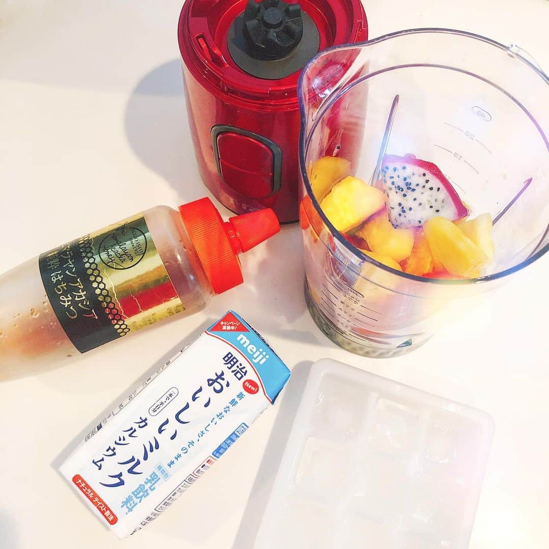 うえむらちかのインスタグラム：「舞台の稽古中はなかなか時間もないし﻿ 健康にも気をつけないとということで﻿ ここ二ヶ月くらいは﻿ 毎朝スムージー生活を送っていたわたし🍹﻿ ﻿ 果物や牛乳やら﻿ どの組み合わせがいいかなあと﻿ 試行錯誤の毎日でした💪﻿ ﻿ 手軽に作れて、組み合わせ次第で違う味が楽しめるのが毎日飲んでも飽きないポイントですよね☺️﻿ ﻿ ﻿ 今日は色んな果物を使った﻿ ミックスフルーツ🥭に﻿ ハチミツ🍯と﻿ 新登場した﻿ 明治おいしいミルクカルシウム﻿ を合わせてみました🥛✨﻿ ﻿ 牛乳だけで甘くて美味しいから﻿ ハチミツは控えめに☝️﻿ ﻿ 飲みやすくてぶち美味しかったです😋﻿ ﻿ 余った牛乳は﻿ そのままごくごくっ🐮﻿ ﻿ ﻿ 今なら明治LINE公式アカウントをお友達登録して購入したレシート画像を送ると抽選でQUOカード1000円分が当たるみたい✨﻿ 私もさっそくやってみました👍﻿ 200ml限定のキャンペーンみたいなので気をつけてね✨﻿ ﻿ #明治おいしい牛乳 #牛乳﻿ #明治おいしいミルクカルシウム﻿ #スムージー #ミキサー﻿ #LINEキャンペーン﻿ #pr #milk #smoothie #meijimilk #tfal」