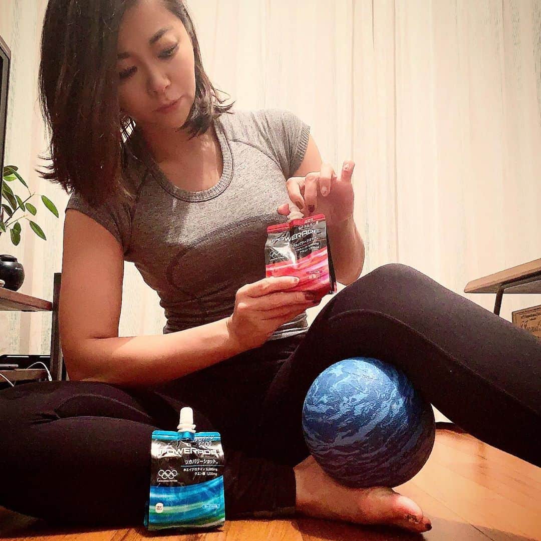 古渡奈々子のインスタグラム：「My Best Weekday Routine . フルパワーショット:「運動時の栄養補給」 朝早く目がさめたときは、家でストレッチ〜自重でできるコアトレーニング🤸‍♀️ このとき、朝イチで空腹なので持続性エネルギー成分のパラチノースで注入🔥 . 調子良い時はそのまま外でランニングまでしちゃいます🏃‍♂️ . . リカバリーショット:「運動後の栄養補給」 ルーティンが終わったら、プロテイン5000mg＆クエン酸入りで、リカバリーを素早くサポートしてくれるので、忙しい朝に最適。 飲んだらすぐシャワーを浴びて🚿会社へ🚃 . . 両方すっきり飲みやすいので、空腹だけど、私のように朝ごはんに固形物は避けたい時でもオススメです🙆‍♀️ . 朝イチのこのルーティンができると仕事のスイッチがばっちり入る💪 . 9月30日発売の新商品「パワーエイド」をぜひ試してみて！  #POWERADE #パワーエイド #どこまでいけるか #PR」