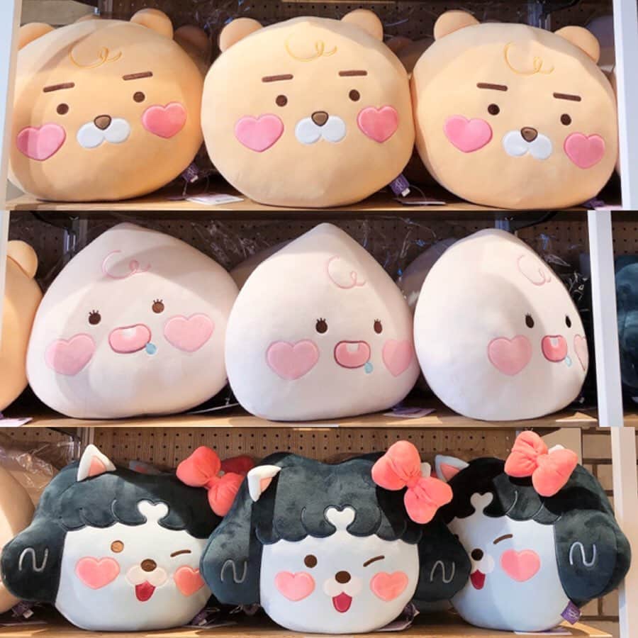 ハルハルさんのインスタグラム写真 - (ハルハルInstagram)「KAKAO FRIENDS TWICE EDITIONに行ってきた🍑♡﻿ ﻿ ﻿ あんにょん。のぼりんです🙋🏻‍♀️﻿ 今回はONCEもカカオフレンズファンも見逃せない期間限定ストアをご紹介します◎﻿ ﻿ ﻿ 『KAKAO FRIENDS TWICE EDITION 期間限定ストア』﻿ ﻿ カカオフレンズを愛するTWICEのメンバーが、自分が使ってみたいグッズを特別に手がけたんだって😳💕﻿ ﻿ そんなアイテムたちはどれもめちゃくちゃ可愛い！♡﻿ ﻿ 特にライアン、アピーチ、NEOのほっぺがハートになっているのがツボすぎる🤤💗﻿ ﻿ TWICEメンバーのサイン入りのグッズも展示してあったよ！﻿ ﻿ 全6会場で開催中◎﻿ 気になる方は、ぜひ行ってみてね🥰﻿ ﻿ ﻿ ハルハルが行ったのはSTUDIO_KAKAO FRIENDS🍒💕﻿ APEACH OMOTESANDOの隣だよ🙆🏻‍♀️﻿ ﻿ ◼︎STUDIO_KAKAO FRIENDS﻿ 期間:10月20日〜﻿ 営業時間:11:00〜20:00﻿ アクセス:東京都渋谷区神宮前4-25-11 JINSHOビル1F﻿ 最寄駅:明治神宮前駅 5番出口orエレベーター専用出口﻿ ﻿ 【ほか5会場】﻿ ◼︎APEACH EBISUBASHI﻿ 期間:10月20日〜﻿ ﻿ ◼︎SHIBUYA109﻿ 期間:11月5日〜11月20日﻿ ﻿ ◼︎SHIBUYA109阿倍野店﻿ 期間:11月5日〜11月20日﻿ ﻿ ◼︎LUMINE EST﻿ 期間:11月21日〜12月8日﻿ ﻿ ◼︎阪急うめだ本店﻿ 期間:11月13日〜11月26日﻿ ﻿ ﻿ ﻿ #ハルスタ や#ハルハルをタグ付けしていただくと、﻿ ハルハルの記事やInstagramに投稿させていただく場合がございます💕﻿ #하루스타 #하루하루 를 태그 하시면﻿ 하루하루의 기사와 인스타그램에서 사용할 가능성이 있습니다💕﻿ ﻿ ﻿ ﻿ ﻿ #KAKAOFRIENDSTWICEEDITION﻿ #カカオフレンズ#KAKAOFRIENDS#TWICE#트와이스#onceと繋がりたい#once﻿」10月21日 17時09分 - haruharu_furyu