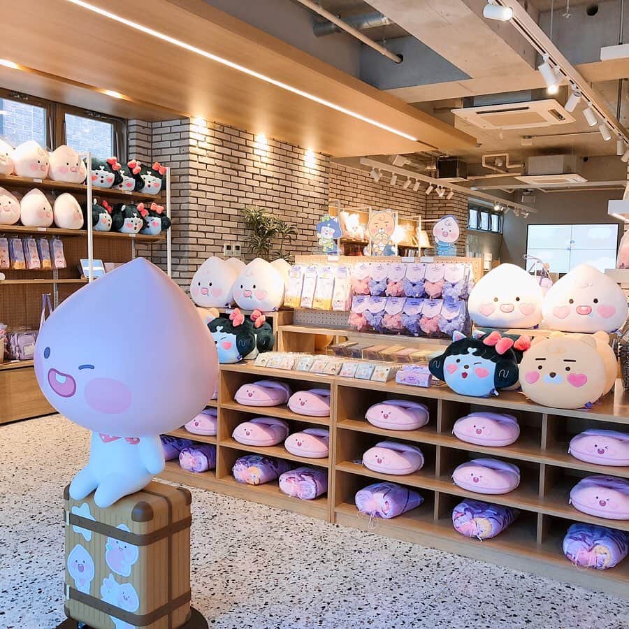ハルハルさんのインスタグラム写真 - (ハルハルInstagram)「KAKAO FRIENDS TWICE EDITIONに行ってきた🍑♡﻿ ﻿ ﻿ あんにょん。のぼりんです🙋🏻‍♀️﻿ 今回はONCEもカカオフレンズファンも見逃せない期間限定ストアをご紹介します◎﻿ ﻿ ﻿ 『KAKAO FRIENDS TWICE EDITION 期間限定ストア』﻿ ﻿ カカオフレンズを愛するTWICEのメンバーが、自分が使ってみたいグッズを特別に手がけたんだって😳💕﻿ ﻿ そんなアイテムたちはどれもめちゃくちゃ可愛い！♡﻿ ﻿ 特にライアン、アピーチ、NEOのほっぺがハートになっているのがツボすぎる🤤💗﻿ ﻿ TWICEメンバーのサイン入りのグッズも展示してあったよ！﻿ ﻿ 全6会場で開催中◎﻿ 気になる方は、ぜひ行ってみてね🥰﻿ ﻿ ﻿ ハルハルが行ったのはSTUDIO_KAKAO FRIENDS🍒💕﻿ APEACH OMOTESANDOの隣だよ🙆🏻‍♀️﻿ ﻿ ◼︎STUDIO_KAKAO FRIENDS﻿ 期間:10月20日〜﻿ 営業時間:11:00〜20:00﻿ アクセス:東京都渋谷区神宮前4-25-11 JINSHOビル1F﻿ 最寄駅:明治神宮前駅 5番出口orエレベーター専用出口﻿ ﻿ 【ほか5会場】﻿ ◼︎APEACH EBISUBASHI﻿ 期間:10月20日〜﻿ ﻿ ◼︎SHIBUYA109﻿ 期間:11月5日〜11月20日﻿ ﻿ ◼︎SHIBUYA109阿倍野店﻿ 期間:11月5日〜11月20日﻿ ﻿ ◼︎LUMINE EST﻿ 期間:11月21日〜12月8日﻿ ﻿ ◼︎阪急うめだ本店﻿ 期間:11月13日〜11月26日﻿ ﻿ ﻿ ﻿ #ハルスタ や#ハルハルをタグ付けしていただくと、﻿ ハルハルの記事やInstagramに投稿させていただく場合がございます💕﻿ #하루스타 #하루하루 를 태그 하시면﻿ 하루하루의 기사와 인스타그램에서 사용할 가능성이 있습니다💕﻿ ﻿ ﻿ ﻿ ﻿ #KAKAOFRIENDSTWICEEDITION﻿ #カカオフレンズ#KAKAOFRIENDS#TWICE#트와이스#onceと繋がりたい#once﻿」10月21日 17時09分 - haruharu_furyu