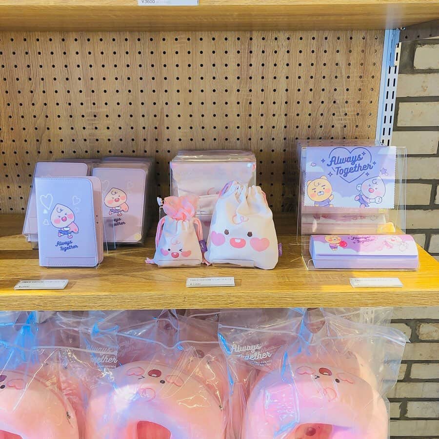 ハルハルさんのインスタグラム写真 - (ハルハルInstagram)「KAKAO FRIENDS TWICE EDITIONに行ってきた🍑♡﻿ ﻿ ﻿ あんにょん。のぼりんです🙋🏻‍♀️﻿ 今回はONCEもカカオフレンズファンも見逃せない期間限定ストアをご紹介します◎﻿ ﻿ ﻿ 『KAKAO FRIENDS TWICE EDITION 期間限定ストア』﻿ ﻿ カカオフレンズを愛するTWICEのメンバーが、自分が使ってみたいグッズを特別に手がけたんだって😳💕﻿ ﻿ そんなアイテムたちはどれもめちゃくちゃ可愛い！♡﻿ ﻿ 特にライアン、アピーチ、NEOのほっぺがハートになっているのがツボすぎる🤤💗﻿ ﻿ TWICEメンバーのサイン入りのグッズも展示してあったよ！﻿ ﻿ 全6会場で開催中◎﻿ 気になる方は、ぜひ行ってみてね🥰﻿ ﻿ ﻿ ハルハルが行ったのはSTUDIO_KAKAO FRIENDS🍒💕﻿ APEACH OMOTESANDOの隣だよ🙆🏻‍♀️﻿ ﻿ ◼︎STUDIO_KAKAO FRIENDS﻿ 期間:10月20日〜﻿ 営業時間:11:00〜20:00﻿ アクセス:東京都渋谷区神宮前4-25-11 JINSHOビル1F﻿ 最寄駅:明治神宮前駅 5番出口orエレベーター専用出口﻿ ﻿ 【ほか5会場】﻿ ◼︎APEACH EBISUBASHI﻿ 期間:10月20日〜﻿ ﻿ ◼︎SHIBUYA109﻿ 期間:11月5日〜11月20日﻿ ﻿ ◼︎SHIBUYA109阿倍野店﻿ 期間:11月5日〜11月20日﻿ ﻿ ◼︎LUMINE EST﻿ 期間:11月21日〜12月8日﻿ ﻿ ◼︎阪急うめだ本店﻿ 期間:11月13日〜11月26日﻿ ﻿ ﻿ ﻿ #ハルスタ や#ハルハルをタグ付けしていただくと、﻿ ハルハルの記事やInstagramに投稿させていただく場合がございます💕﻿ #하루스타 #하루하루 를 태그 하시면﻿ 하루하루의 기사와 인스타그램에서 사용할 가능성이 있습니다💕﻿ ﻿ ﻿ ﻿ ﻿ #KAKAOFRIENDSTWICEEDITION﻿ #カカオフレンズ#KAKAOFRIENDS#TWICE#트와이스#onceと繋がりたい#once﻿」10月21日 17時09分 - haruharu_furyu