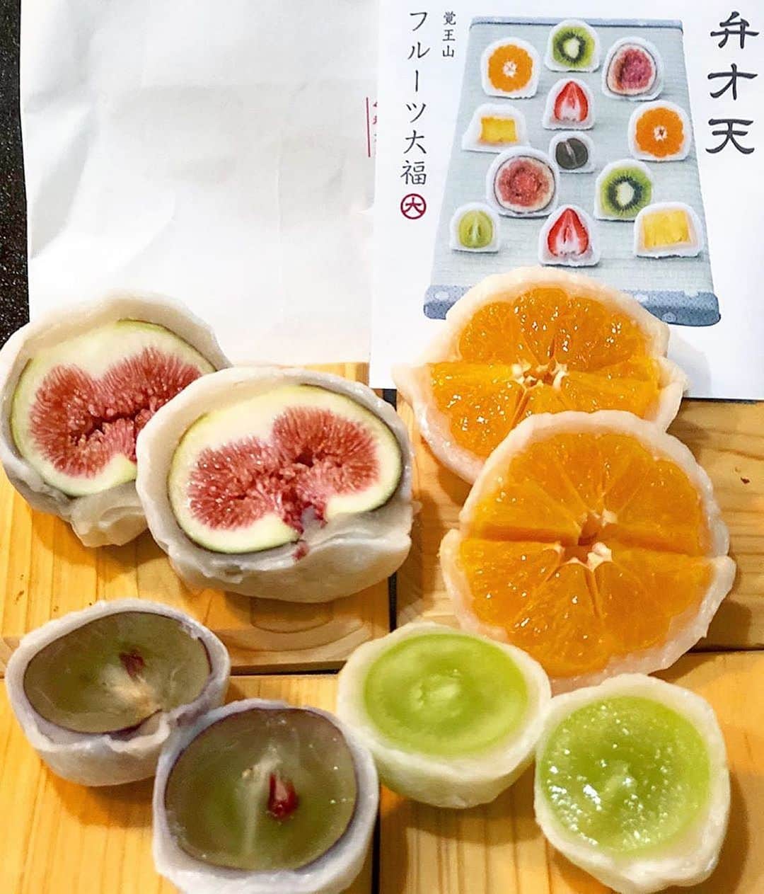 のインスタグラム：「「フルーツ大福」﻿ リポスト✒︎覚王山にオープンした弁才天さんのフルーツ大福㊗️🍊🍇🍓🥝﻿ . 白餡と求肥の比率にこだわり、フルーツ本来の味を引き立てる工夫がされているそうです💫﻿ . フルーツと大福の黄金比がこの綺麗な断面を作り上げているのですね〜👀これぞ萌え断💯🤳✨﻿ . 種類も豊富で見た目も美しいので、手土産や贈答品としても喜ばれそうですね😌👏🏻﻿ . テイクアウト専用ですが、フルーツ大福の他にプリンも販売されているようです🍮🥄﻿ . 既に行列が出来ているそうなので売り切れる前に是非手に入れたいものです😎✊🏻﻿ . @kirakiralife.t さん、#ナゴレコ ありがとうございます⭕️ . Repost @kirakiralife.t ・・・﻿ . *･゜ﾟ *:.｡..｡.:**:.﻿ 10月18日にOpenした﻿ 覚王山にあるフルーツ大福﻿ 『弁才店』さん✨✨✨﻿ @benzaiten.daifuku .﻿ 店内ゎ落ち着いた和をイメージした﻿ 温かな空間に﻿ テイクアウトのみの販売❣️﻿ .﻿ 種類豊富なフルーツ大福が﻿ 見やすくディスプレーされてたよ😊﻿ .﻿ 上品な高級羽二重粉を使って﻿ もちもちの大福の生地に﻿ フレッシュな甘いフルーツが﻿ 包み込まれてるのよ〜✨﻿ .﻿ 手で持った瞬間から﻿ かわらかいもちもつ感がつたわるー❤️﻿ .﻿ 一口お口に入れた瞬間も﻿ う、ま、い、の、よ〜❤️ ﻿ .﻿ フルーツ大福大好きだから﻿ 止まらない美味しいさ〜❤️﻿ .﻿ フルーツの甘さと大福が﻿ バッチリ‼️﻿ .﻿ 種類も豊富なフルーツ！﻿ 温州みかん﻿ いちじく﻿ ピオーネ﻿ いちご﻿ シャインマスカット﻿ パイン﻿ 桃﻿ マンゴー﻿ .﻿ 箱入りの梱包もしてくれるから﻿ お土産や贈答品にも﻿ 喜ばれると思う😊﻿ .﻿ Openおめでとうございます㊗️」