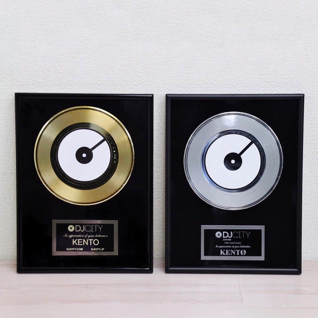 KENTOのインスタグラム：「Thank you always for your support @djcityjapan and congratulations on your 10th anniversary ! Keep going all the way up !! 📀💿 #djcity #djcityjapan #dj #djlife #djtour #internationaldj #beepmmgmt #pioneerdj #sgartistsmanagement #axcell #weareaxcell #以前頂いたゴールドディスクと今回頂いたシルバーディスク」