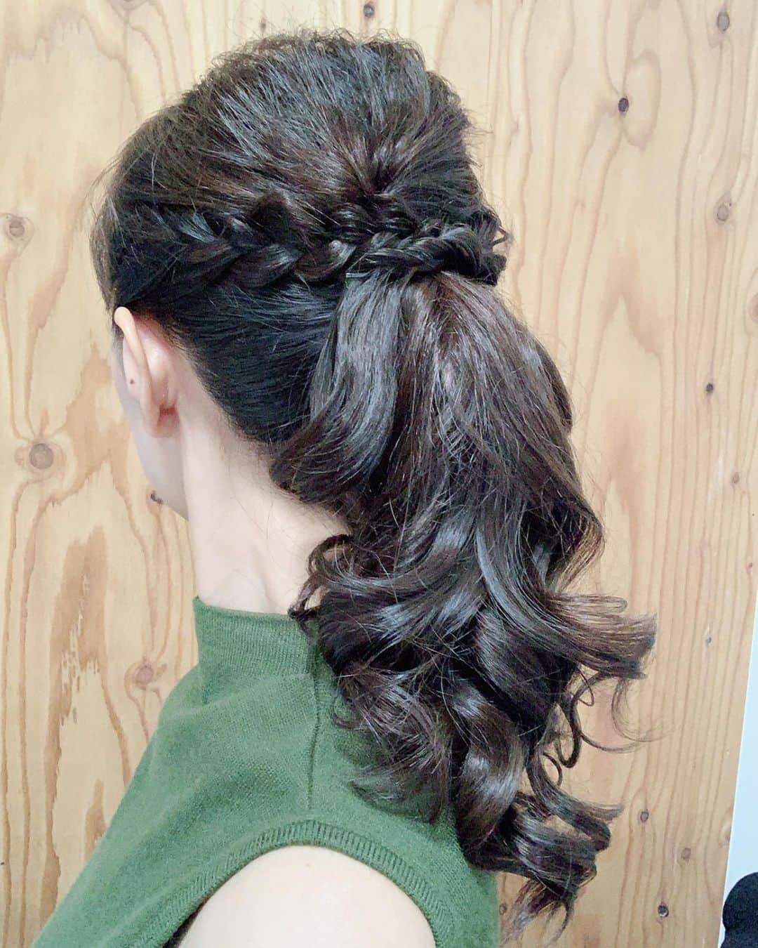 藤田舞美さんのインスタグラム写真 - (藤田舞美Instagram)「❁︎ ヘアアレンジ🎀 首回りがタイトな衣装だったので、アップスタイルにしてもらいました♥︎︎∗︎*ﾟ * #hairstyle #hairarrange #hairdo #ヘアアレンジ #アップスタイル #ヘアメイク #まとめ髪アレンジ」10月21日 17時18分 - maimifujita