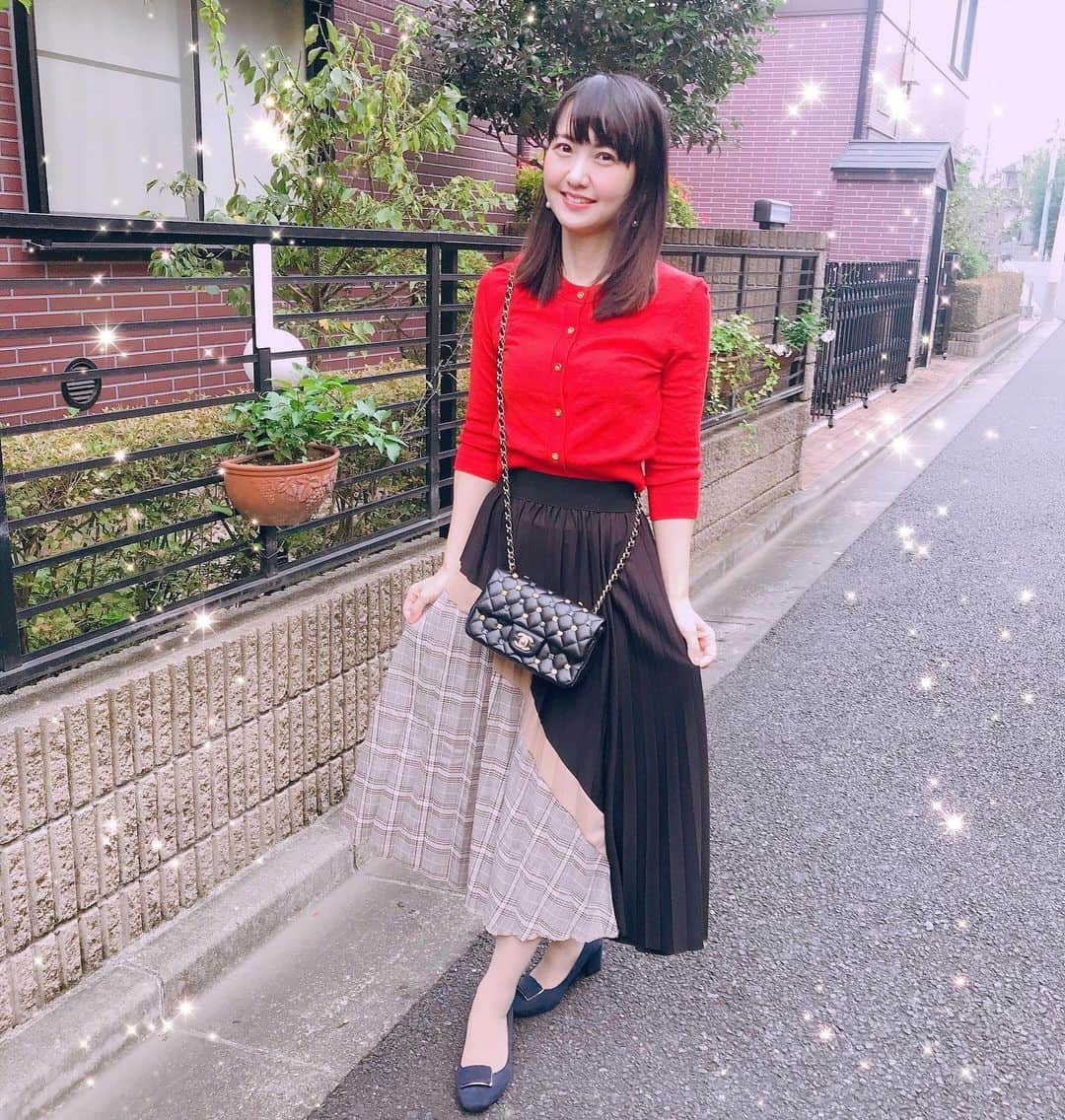 のインスタグラム：「* 昨日のコーデ👠👗💕 * #knit ♡⇨ @katespadejapan  #skirt ♡ ⇨ @styleonme_jp  #bag ♡ @chanelofficial *  届いたばかりの @styleonme_jp  スカート着てみました💗デザインが個性的♥️ * * #コーデ #コーディネート #styleonme  #katespade  #chanel #izumiコーデ 🎀 #izumileコーデ #イズミールコーデ #スタイルオンミ  #シャネル  #ケイトスペード」