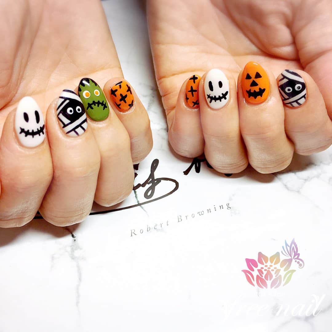 free nail フリーネイルのインスタグラム：「. ハロウィンネイル💅🏻🎃👻✨ . Trick or treat🍭🍬🍫✨ . ご来店ありがとうございました🙇🏻‍♀️🙇🏻‍♀️🙇🏻‍♀️💗 . #ネイルアート #ジェルネイル #ネイルサロン #大阪ネイルサロン #ネイルデザイン #ネイルチェンジ #ハロウィンネイル #キャラクターネイル #手書きアート #オレンジネイル #ホワイトネイル #デザインネイル #トレンドネイル #こだわりネイル #秋ネイル #autumnnails #nailsart #nailsdid #美甲 #日式美甲 #日式美甲胶 #日本美甲师 #日本美甲老师 #美甲上课 #日本胶 #フリーネイル #freenail」