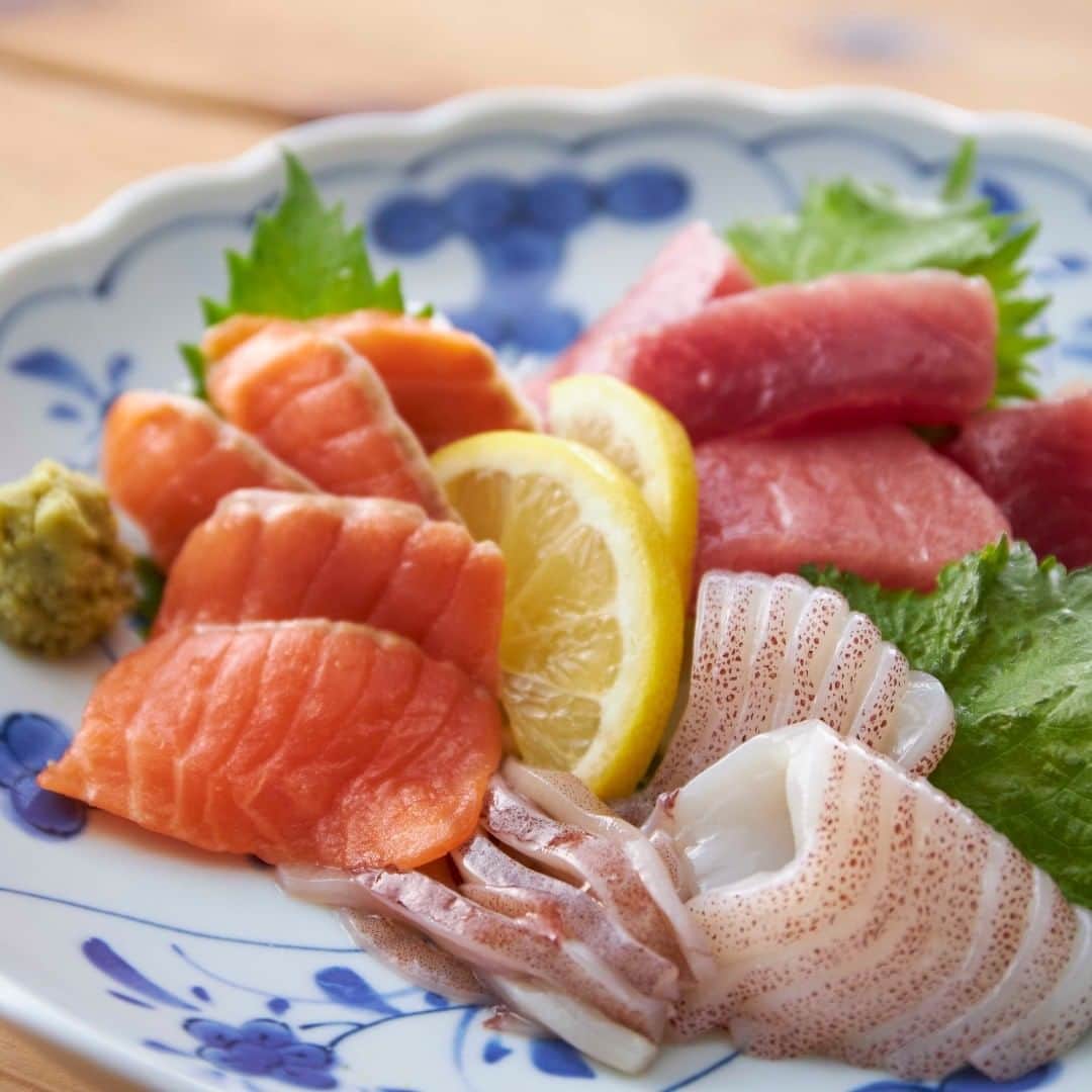 未来坂太郎（ミライザカ）のインスタグラム：「新鮮な海の幸！ ・ 忘年会で食べたい料理ナンバーワンに輝く刺身の盛り合わせです。どんな世代にも愛される、永遠不滅の日本料理。 ・ 舌でとろける本マグロ、風味豊かなサーモン、歯ごたえ抜群のイカ。どれも人気の刺身ばかりです。 ・ 🌸詳しくはこちら🌸 http://miraizaka.com/blog ・ #刺身 #刺身の盛り合わせ #居酒屋 ・ ・ #新宿 #池袋 #錦糸町 #浅草 #上野 #おいしい #たのしい #こだわり #グルメ #居酒屋 #総合居酒屋 #未来坂太郎 #NEO総合居酒屋 #飲み会 #女子会 #パーティー #インスタ映え #お酒 #ミライ #酒場 #宴会」
